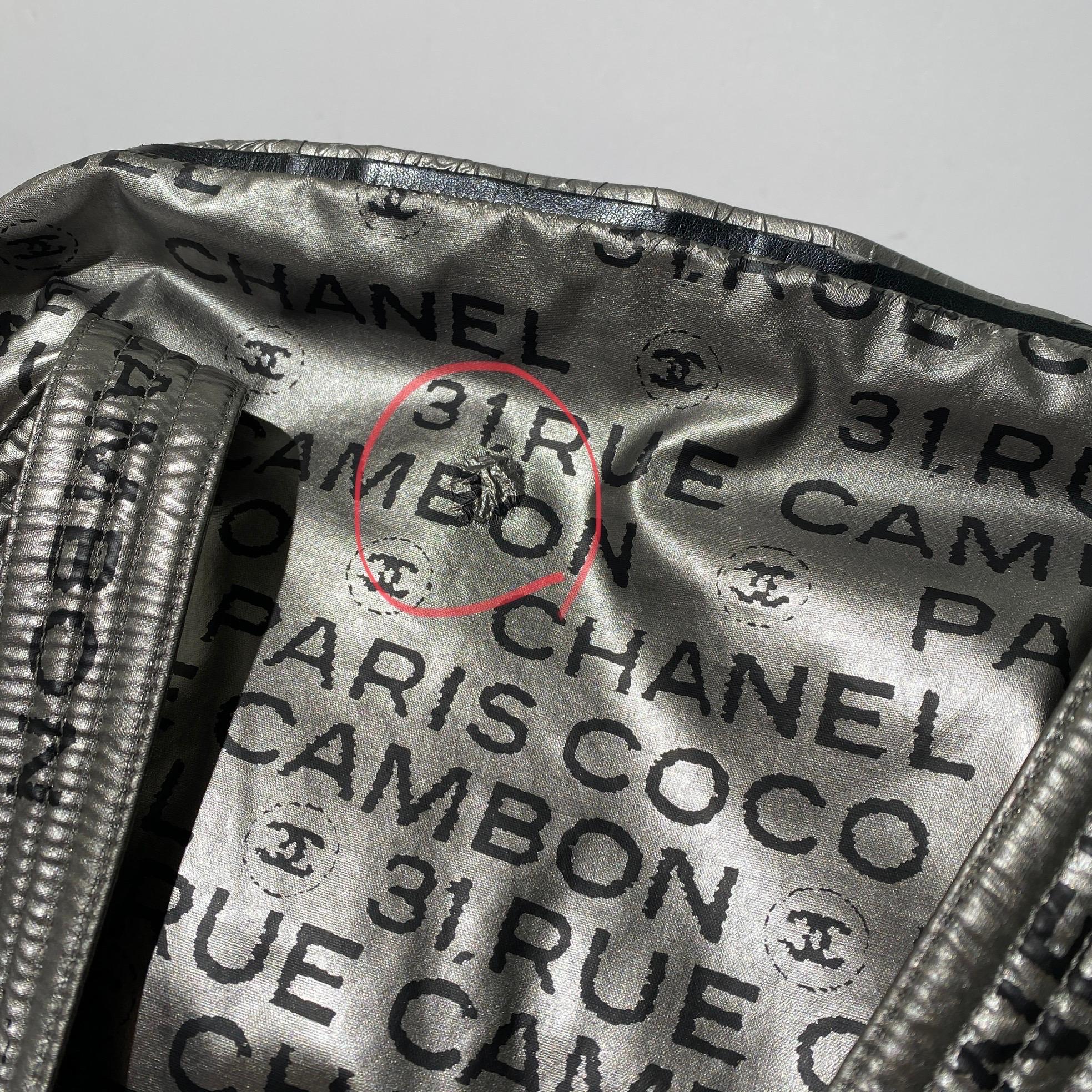 Chanel 2008 Unlimited Rue Cambon 32 Silber Bowlingtasche im Zustand „Gut“ im Angebot in Los Angeles, CA
