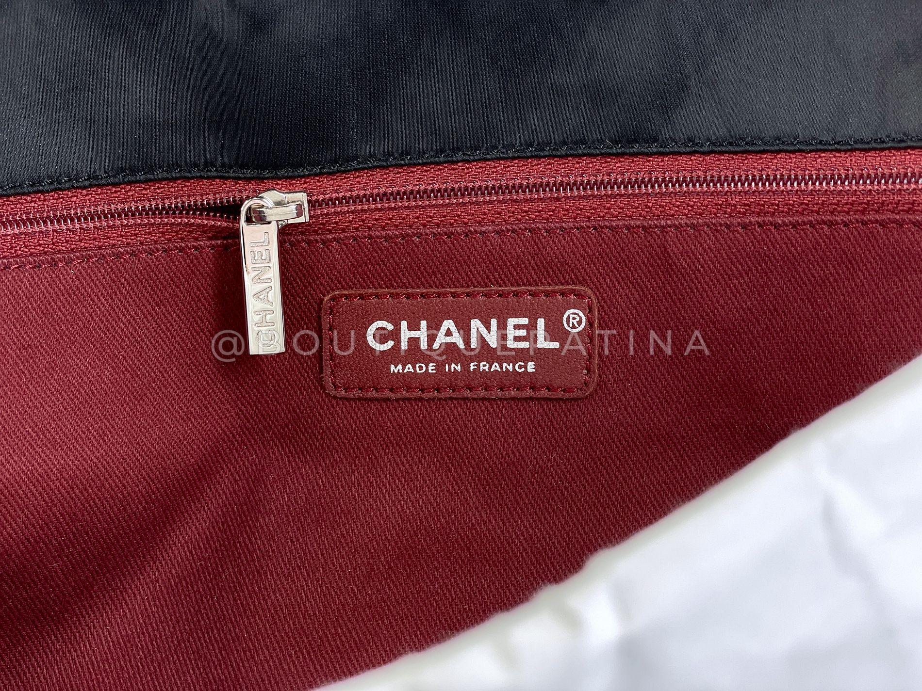 Chanel 2008 Vintage Black Logomania Logo Printed Flap Bag SHW 68523 en vente 6