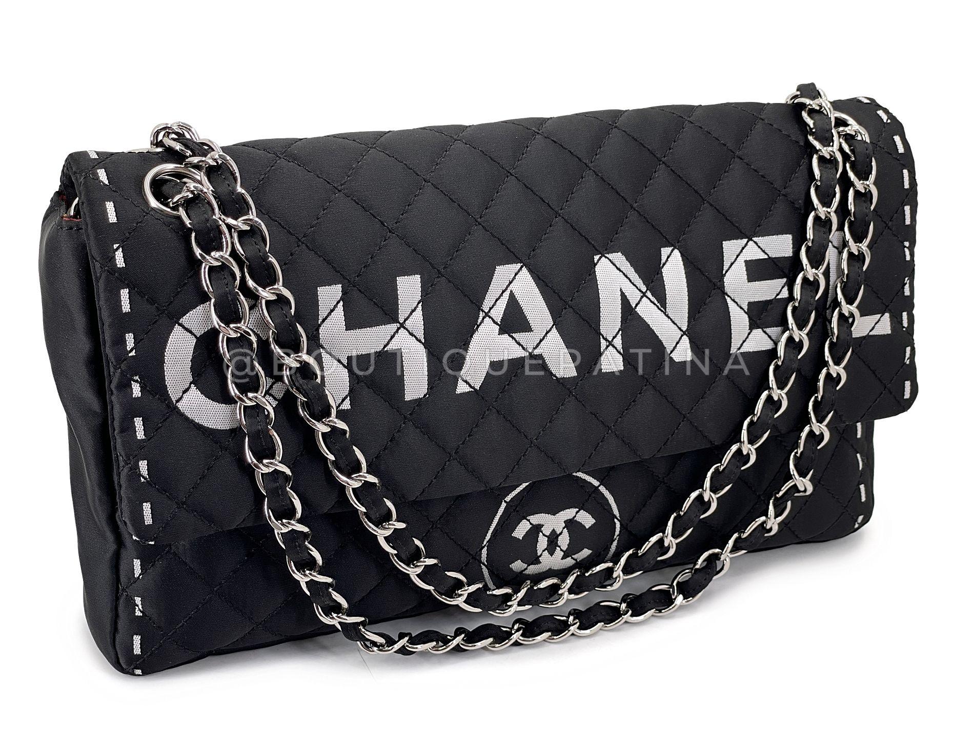 Article du magasin : 68523
Ce sac à rabat imprimé du logo Logomania de Chanel Vintage By 2008 SHW est un véritable coup de cœur pour les collectionneurs.

Un favori des collectionneurs. Très difficile à trouver en excellent état avec une impression