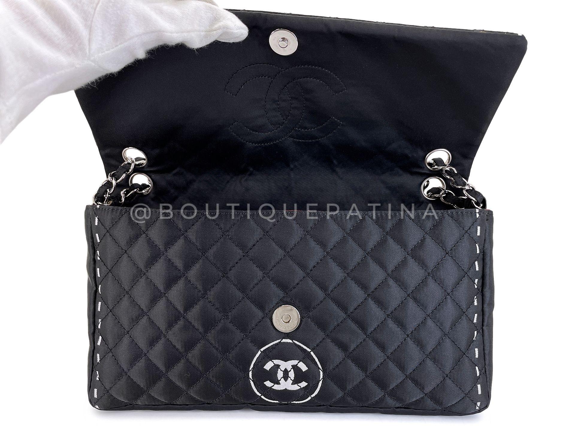 Chanel 2008 Vintage Black Logomania Logo Printed Flap Bag SHW 68523 en vente 4