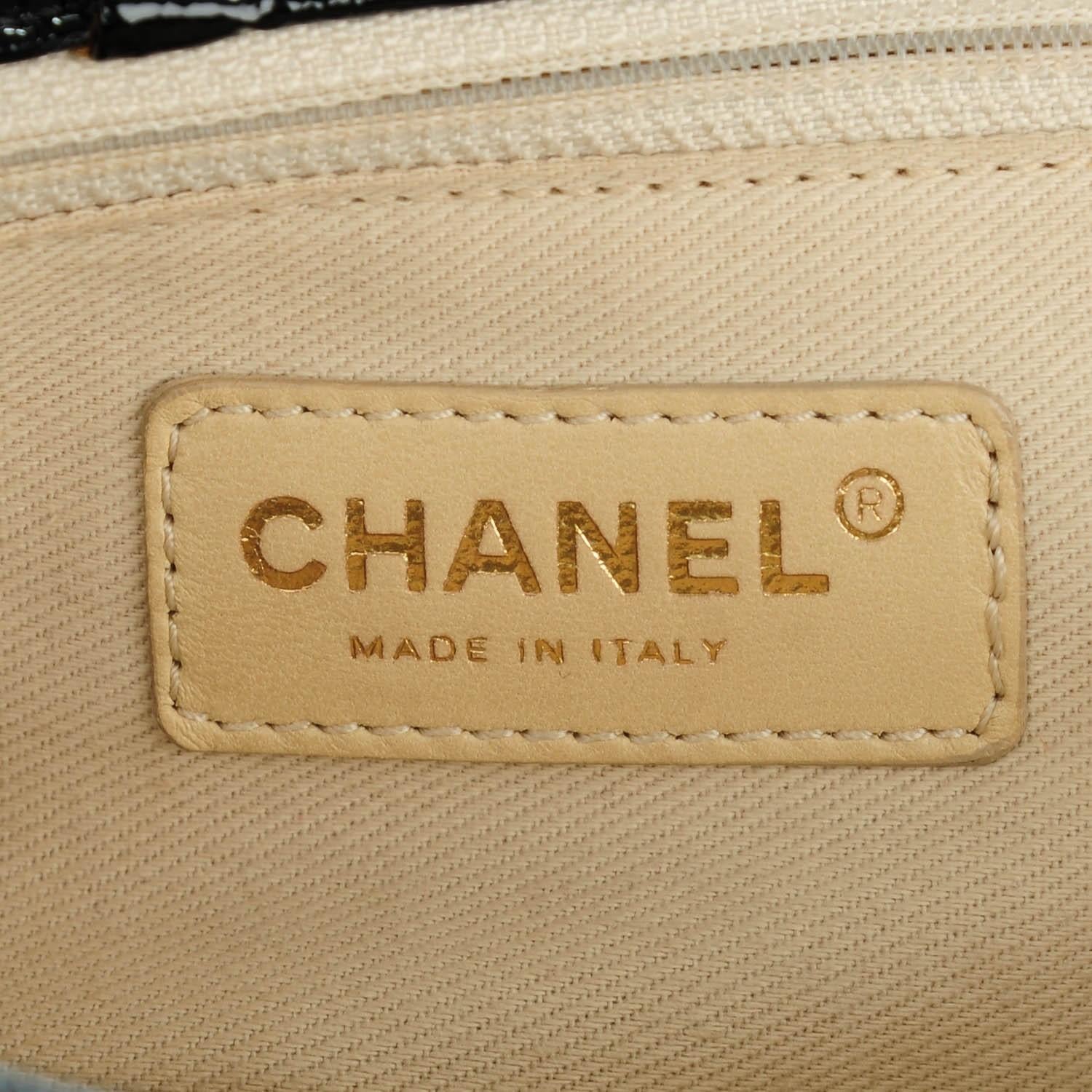 Chanel 2008 Vintage Edición Limitada Bolso de hombro con solapa de rompecabezas de charol en venta 8