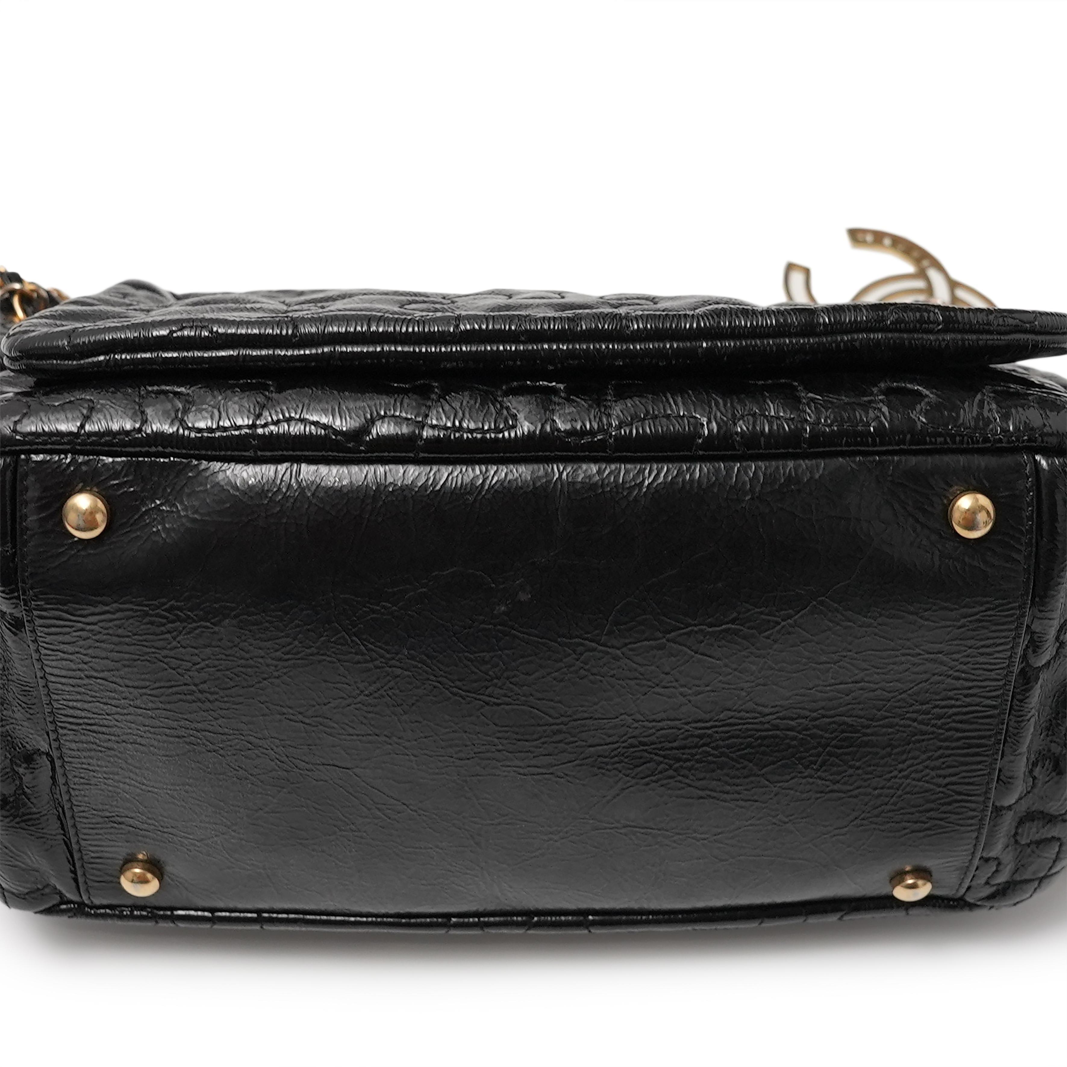 Chanel 2008 Vintage Edición Limitada Bolso de hombro con solapa de rompecabezas de charol en venta 9