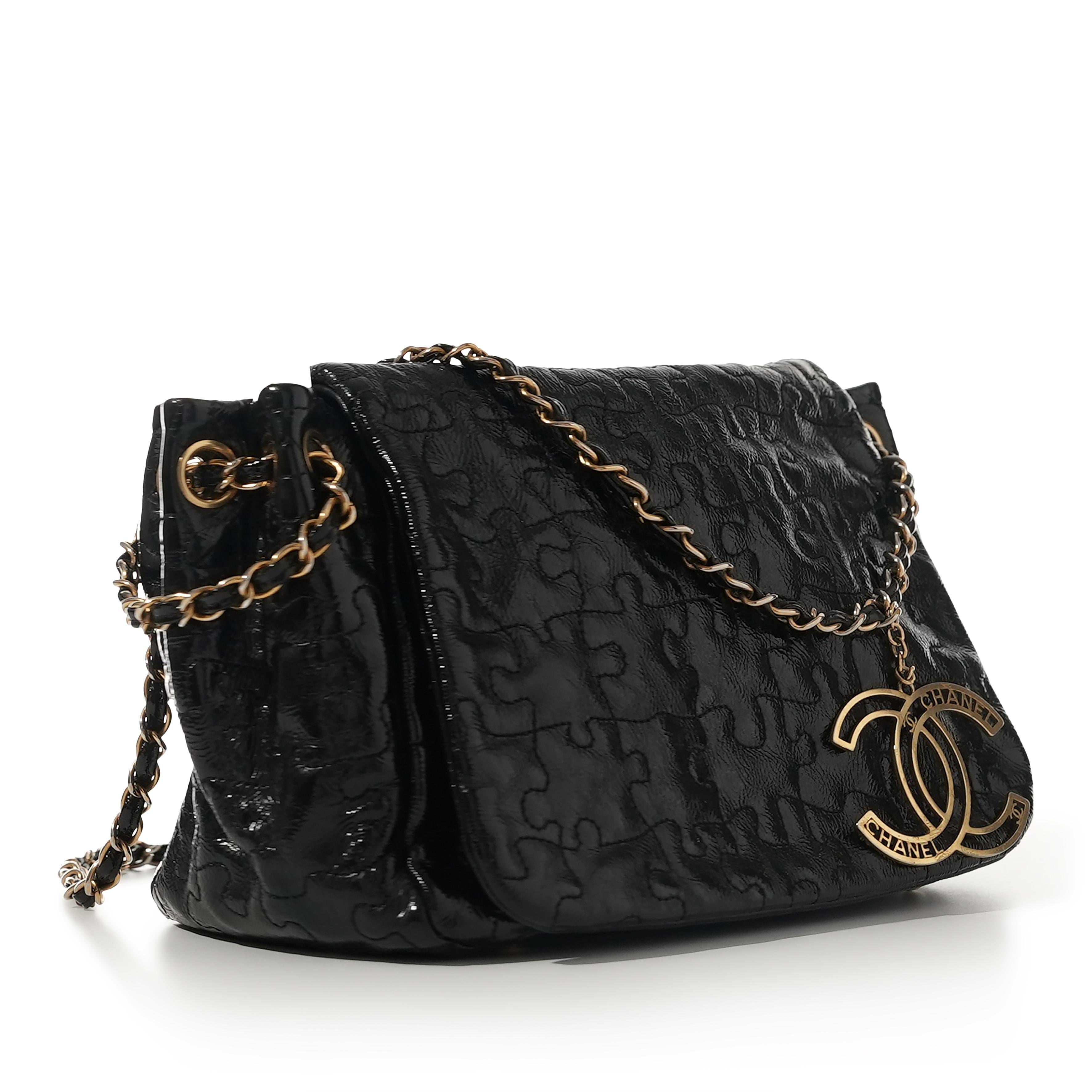 Femenino o masculino Chanel 2008 Vintage Edición Limitada Bolso de hombro con solapa de rompecabezas de charol en venta