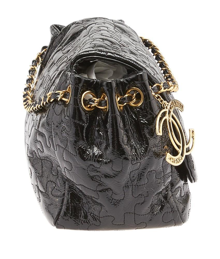 Chanel 2008 Vintage Edición Limitada Bolso de hombro con solapa de rompecabezas de charol en venta 1
