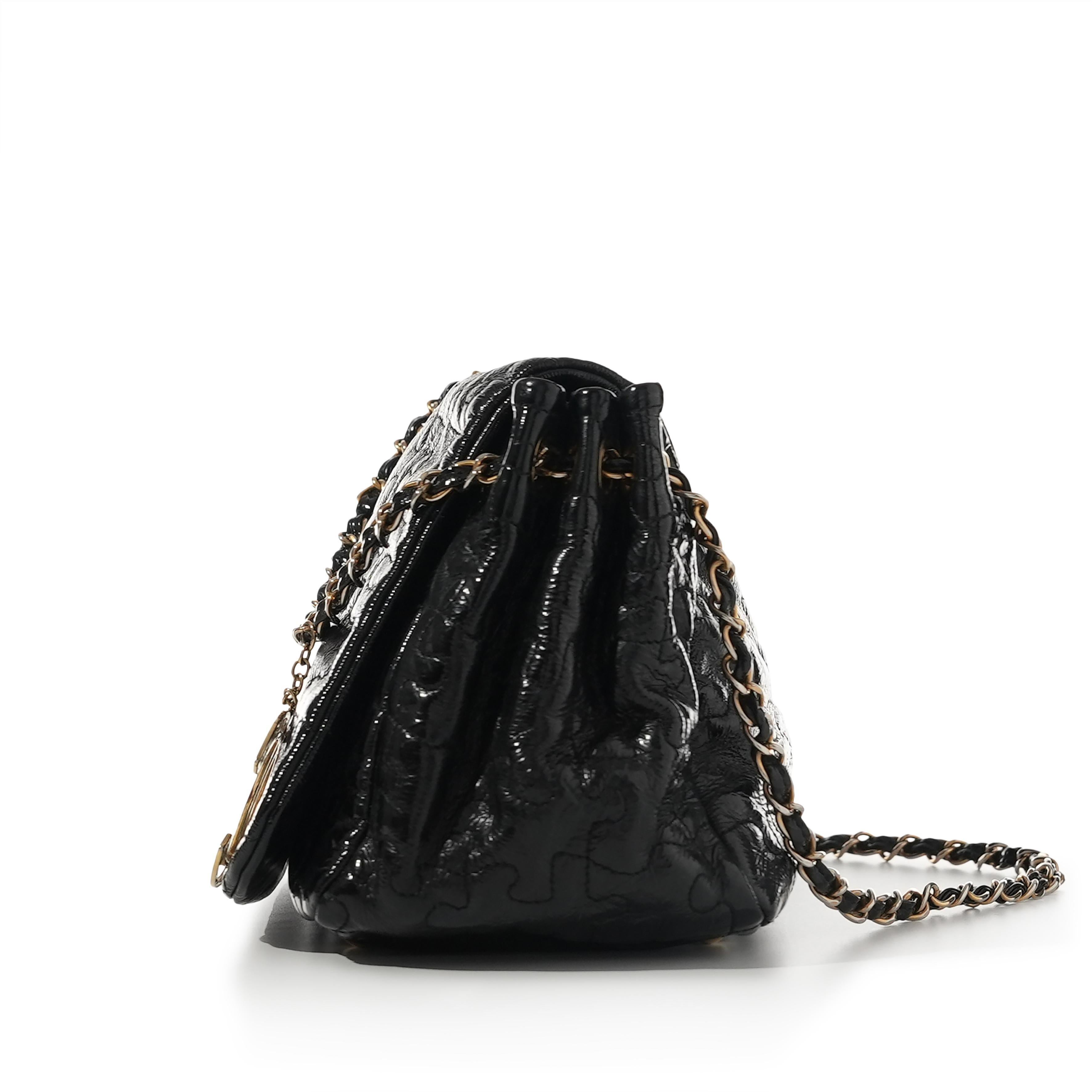 Chanel 2008 Vintage Edición Limitada Bolso de hombro con solapa de rompecabezas de charol en venta 4