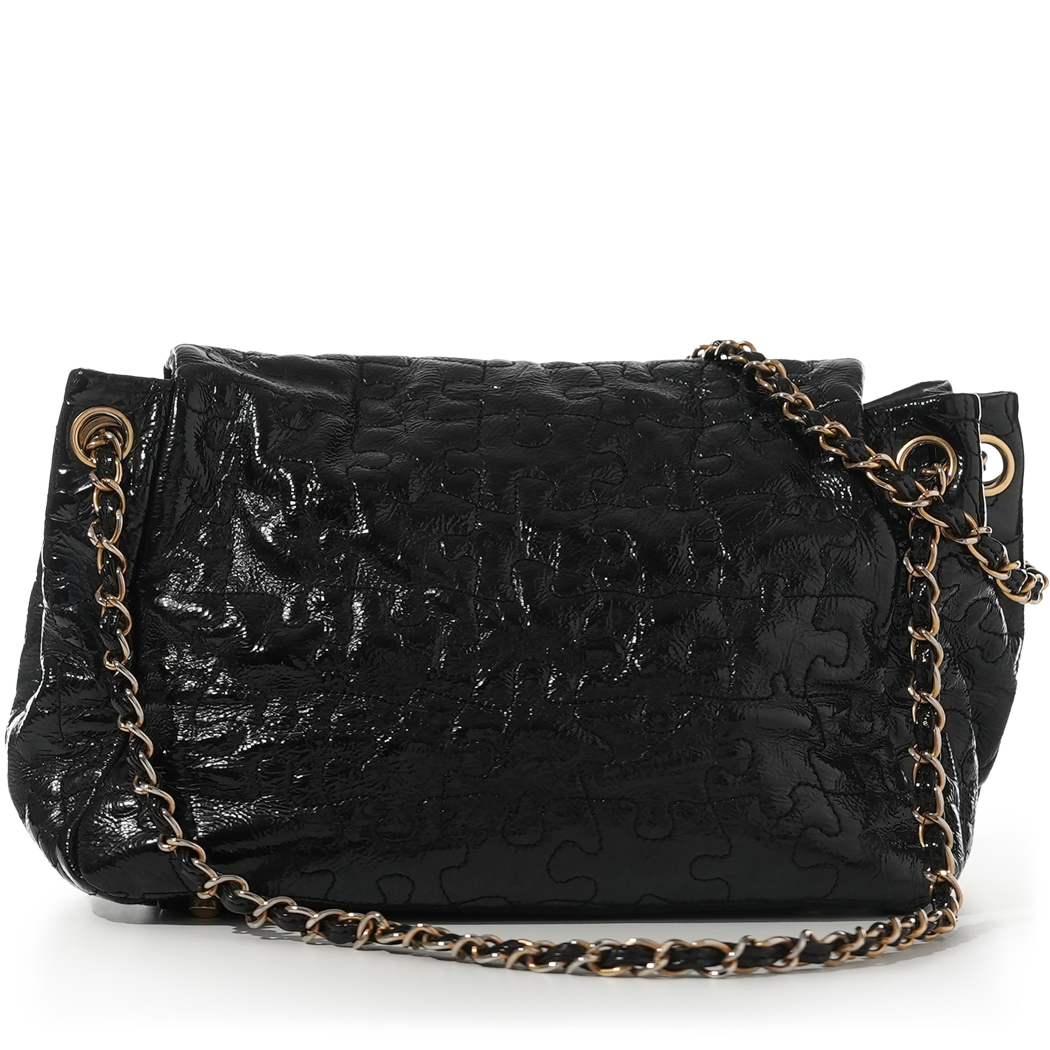 Chanel 2008 Vintage Edición Limitada Bolso de hombro con solapa de rompecabezas de charol en venta 5