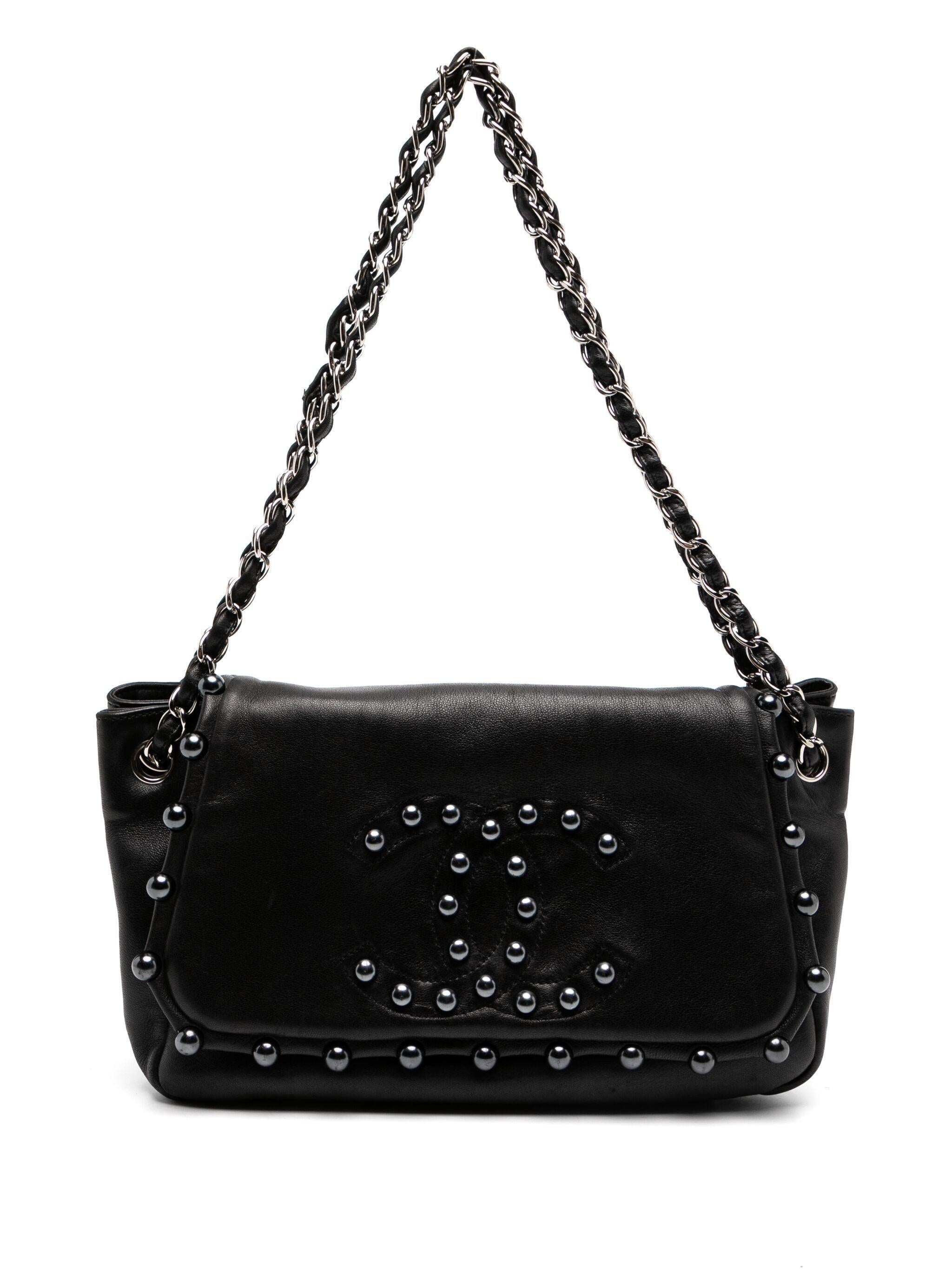 Chanel 2008 Vintage Rare So Black CC Pearl Medium Classic Flap Bag In Good Condition For Sale In Miami, FL
