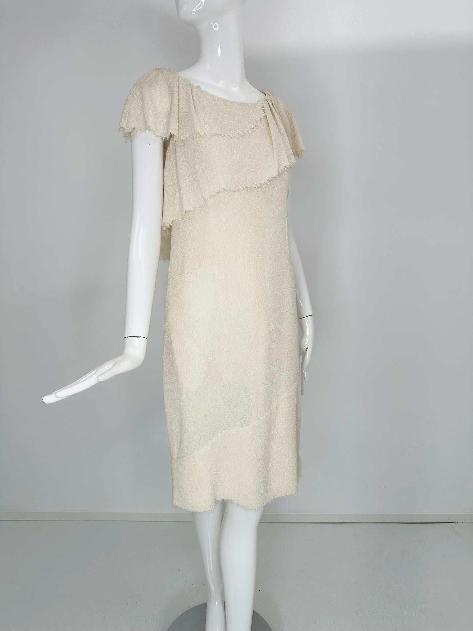 Chanel 2008P robe de jour en boucle blanche à bords bruts, volants et ourlets, taille 34. Robe en boucle blanche à encolure dégagée, sans manches, le volant est profond avec un bord brut, en dessous se trouve un autre volant profond qui se croise