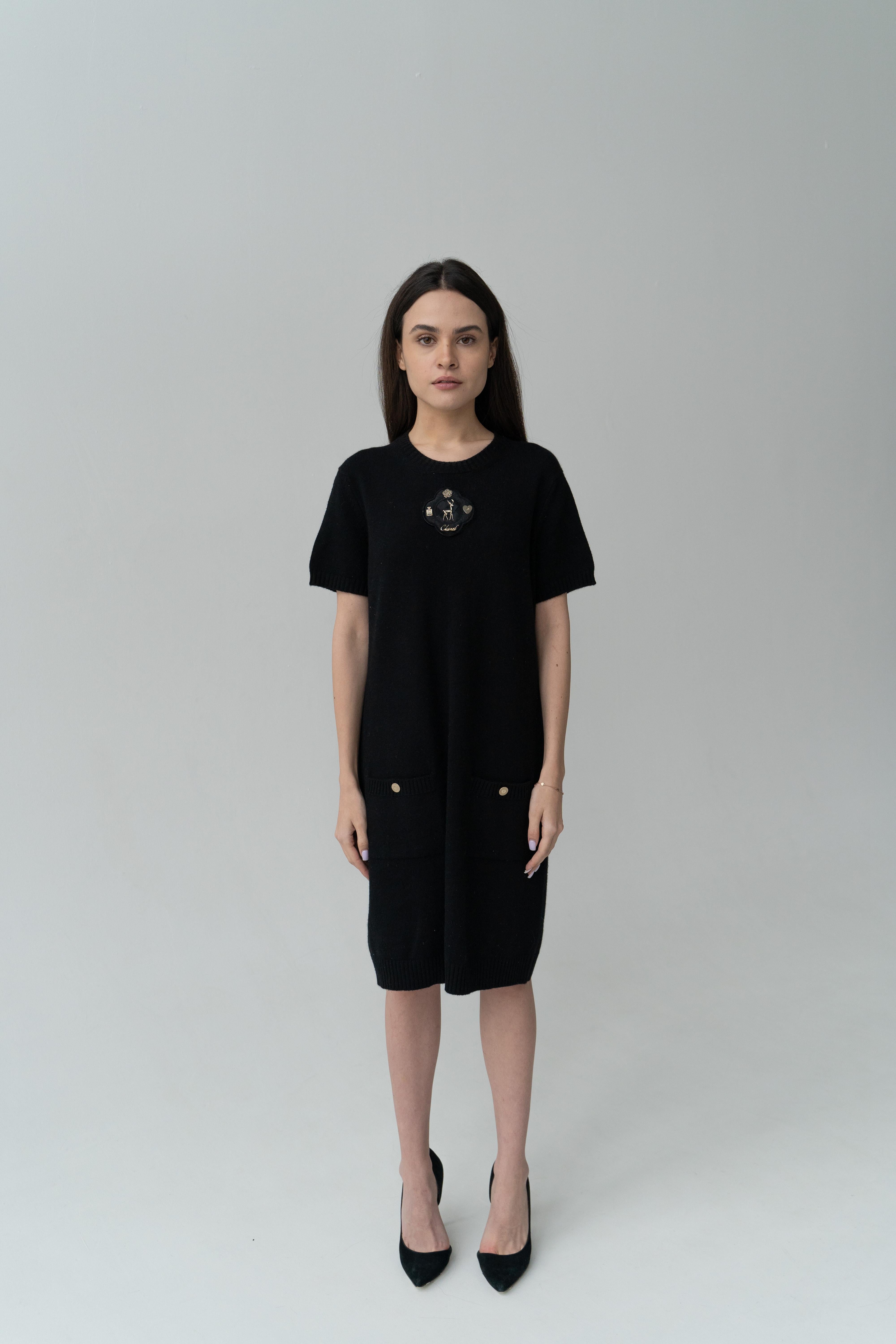 Chanel 2009 09 A & Karl Lagerfeld vestido de punto de cachemira negro talla grande
Karl Lagerfeld for Chanel
Colección: otoño/invierno 2009
País de producción: Reino Unido
Talla marcada: 46 EUR (talla grande, talla grande, talla grande)
Estilo