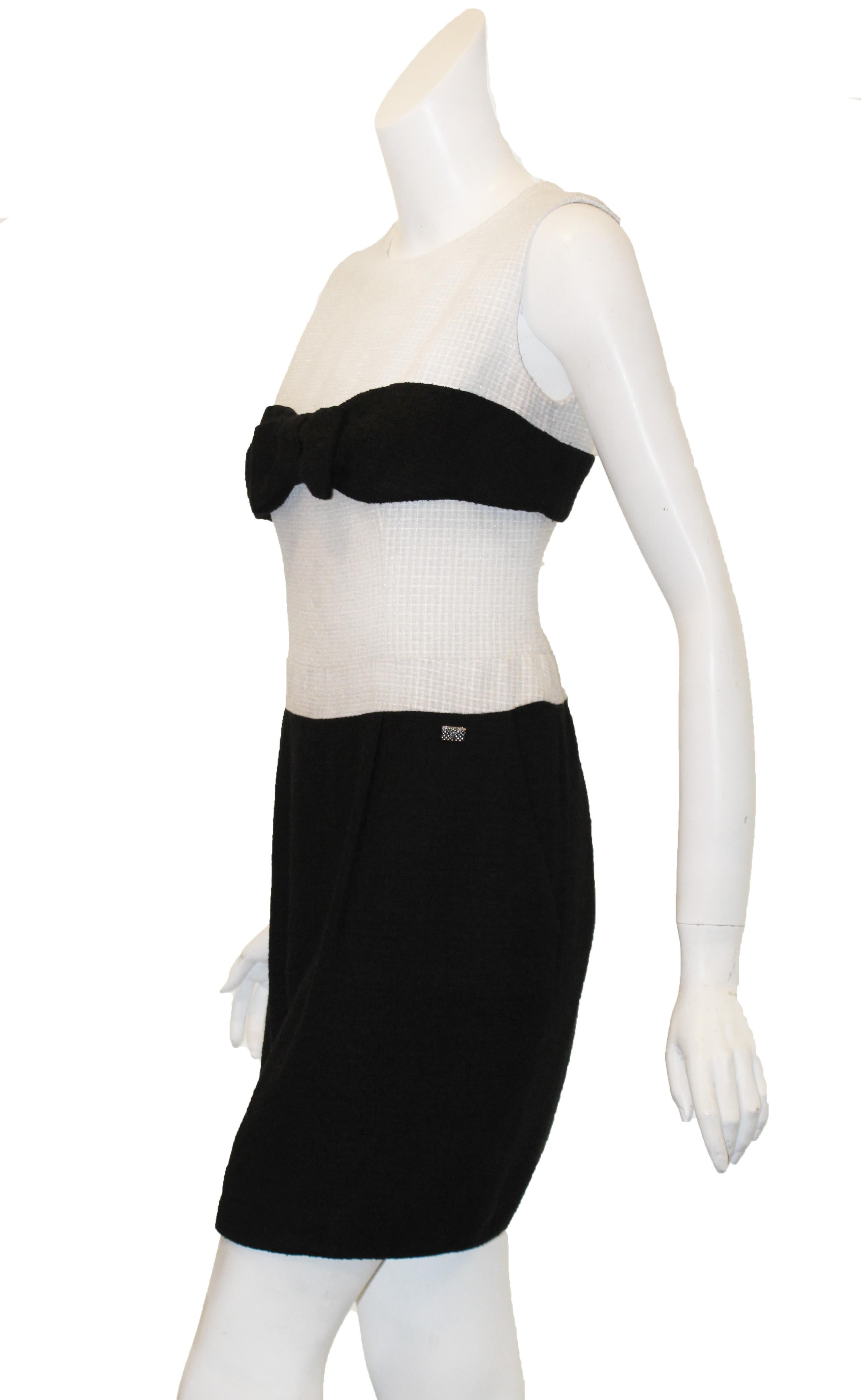 Chanel 2009 Black & Ivory Tweed Dress & Jacket Suit W/ Bow Accent on Dress (Weiß) im Angebot