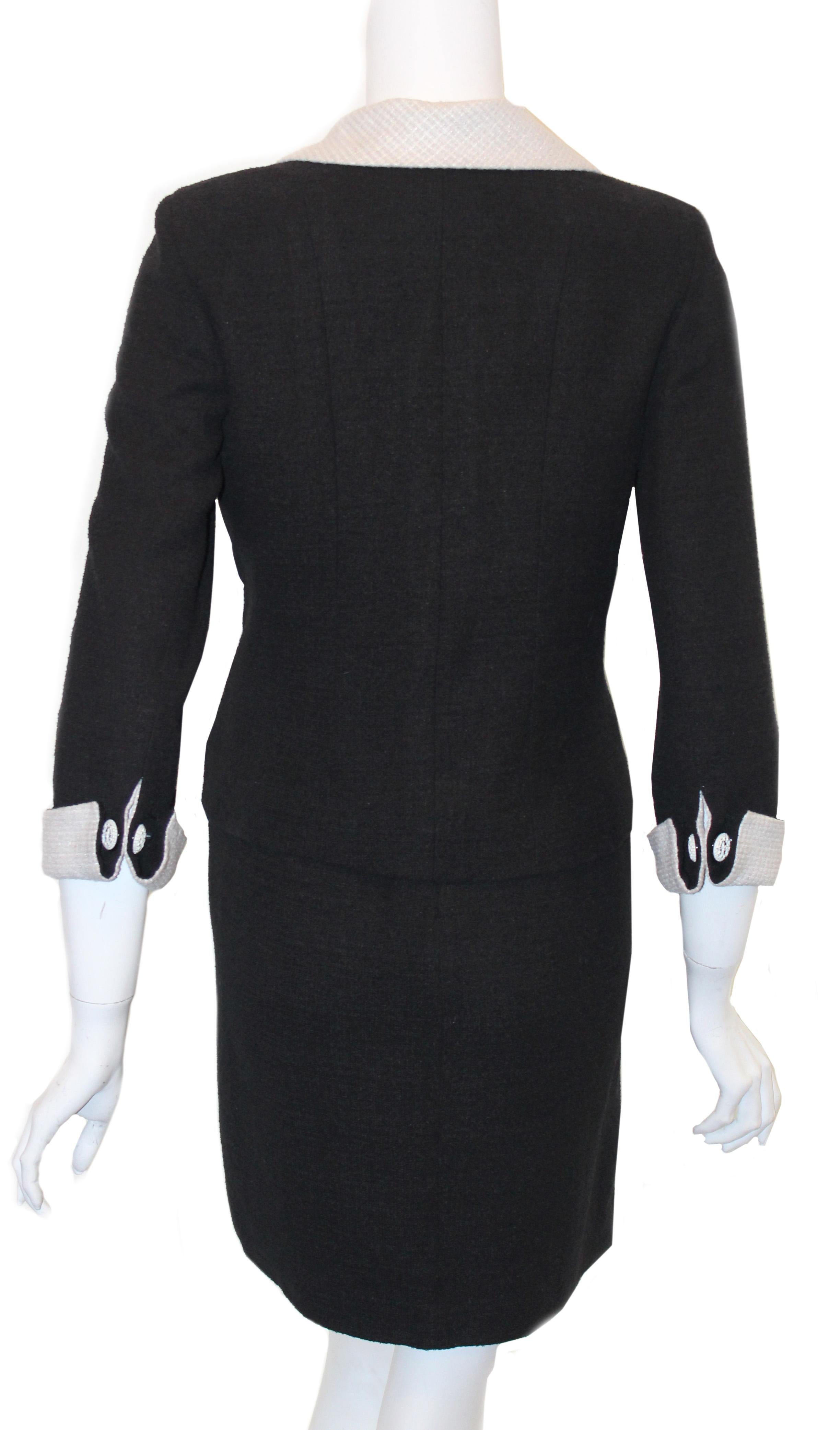Chanel 2009 Black & Ivory Tweed Dress & Jacket Suit W/ Bow Accent on Dress im Zustand „Hervorragend“ im Angebot in Palm Beach, FL