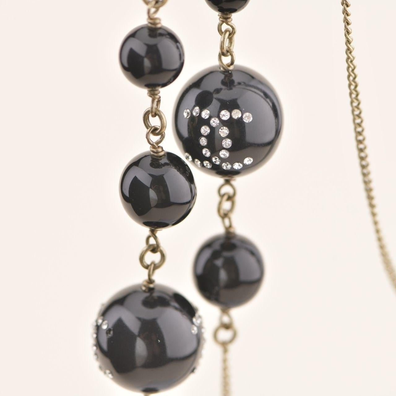 Chanel 2009 CC Lange Kette mit schwarzen Perlen im Zustand „Hervorragend“ im Angebot in Banbury, GB