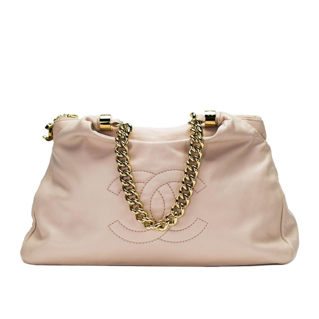 Chanel 2009 CC Logo Catena spessa Beige Pelle di vitello Hobo Spalla Tote 

Anno: 2009
Ferramenta dorata
Catena d'oro grossa e spessa
Tre scomparti interni principali
Due scomparti laterali aperti con chiusura magnetica
Lo scomparto centrale con