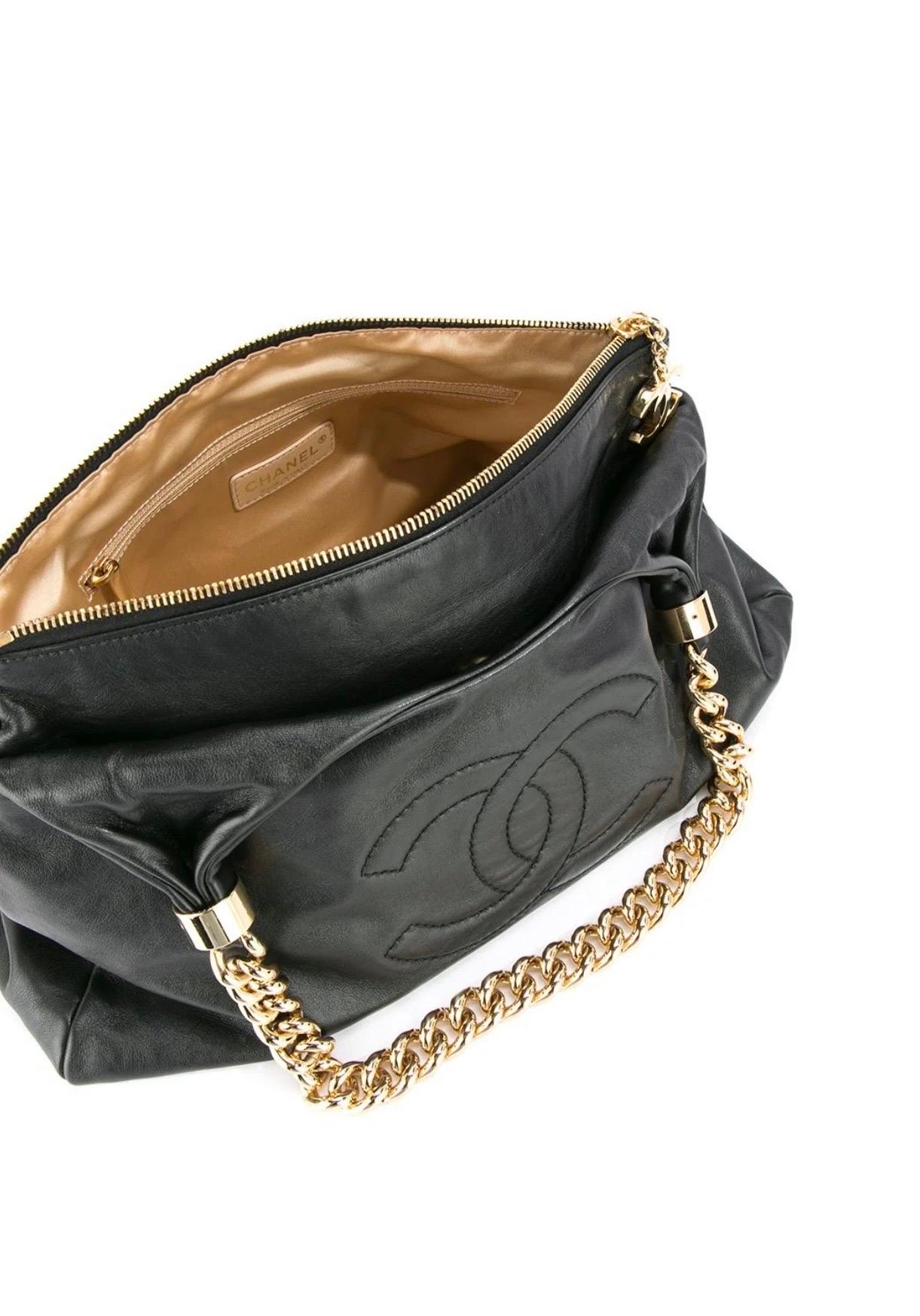 Chanel 2009 CC Logo Thick Chain Black Calfskin Hobo Shoulder Tote  For Sale 3