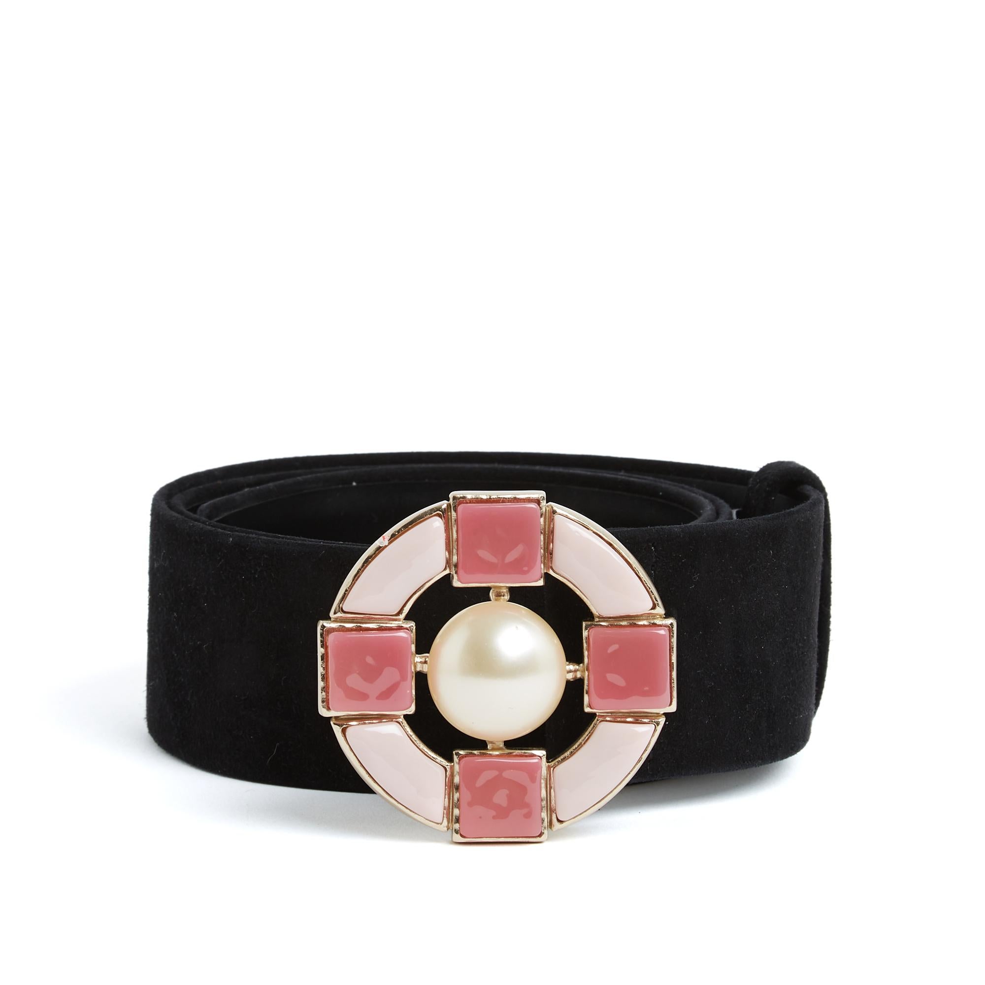 Chanel belt AH2009 collection wide, in black suede closed by a large round buckle in slightly gilded metal inlaid with pink resin cabochons and a large central half pearl. Attention! Size indicated 36FR or 75 cm or US30 but it must have been a