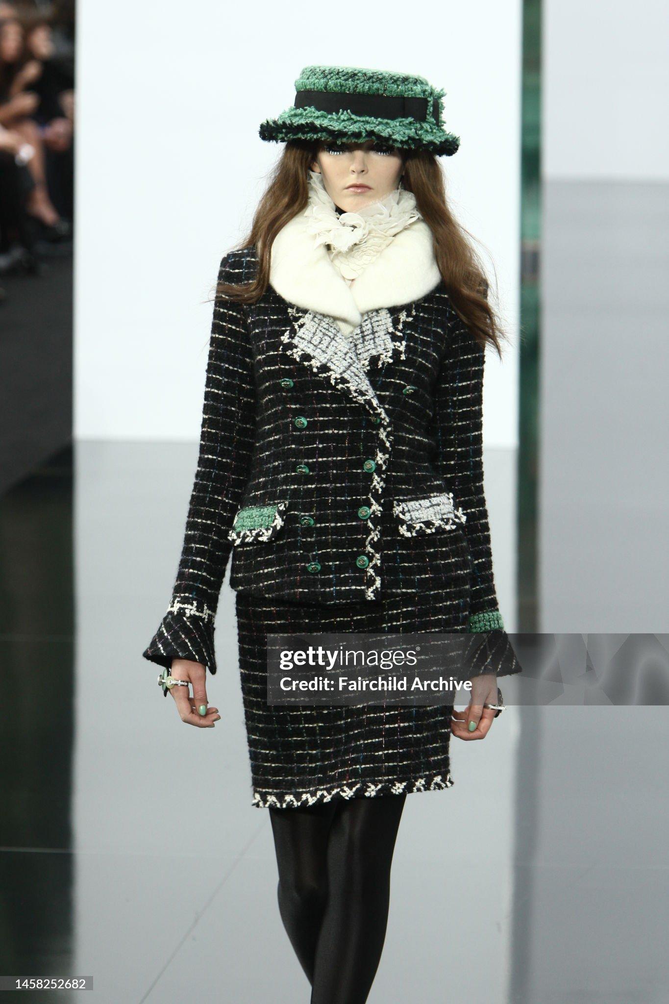 Femenino o masculino Chanel 2009 The Connoisseur's Gem Chaqueta de tweed negro 36 FR en venta
