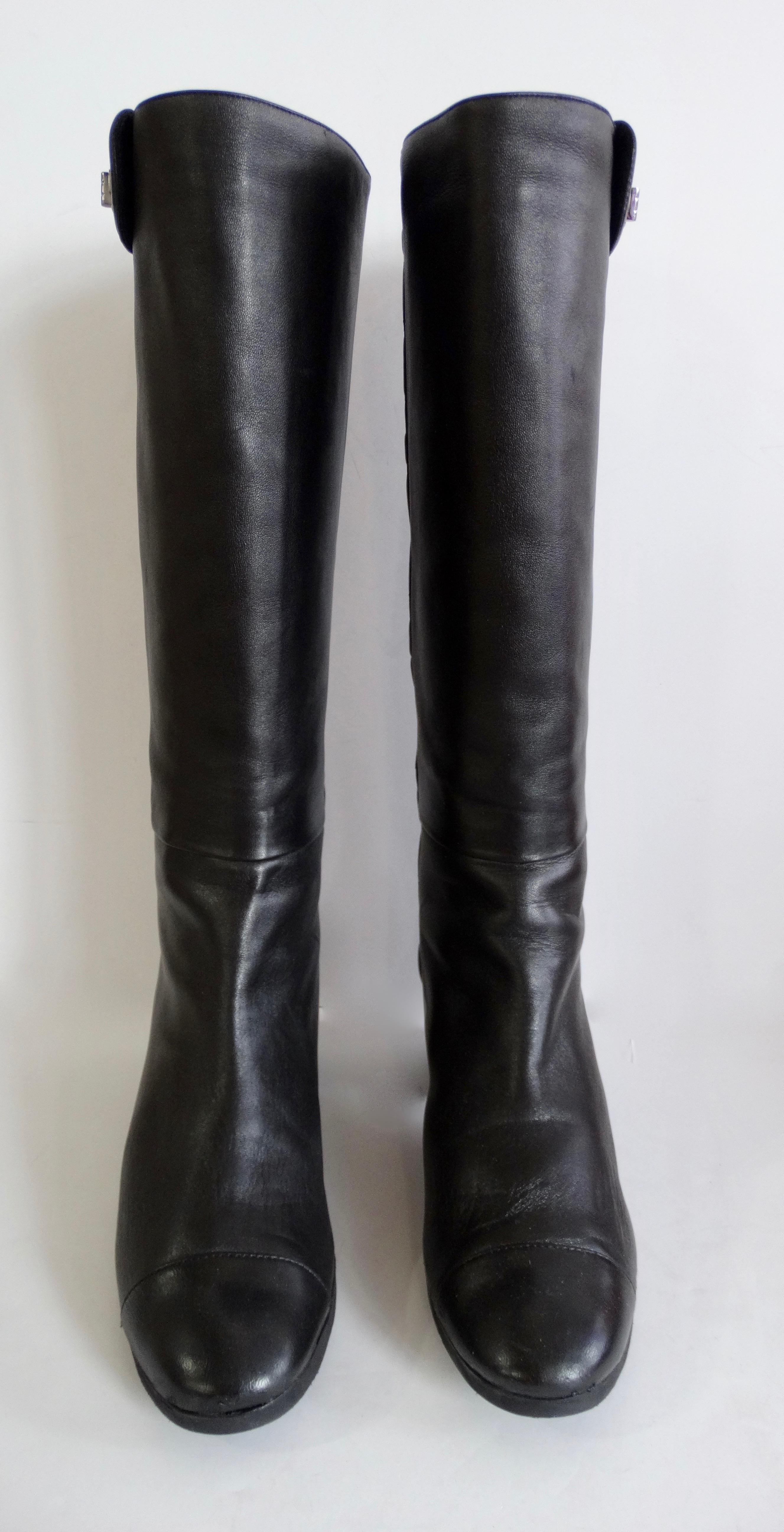 Complete all your fall outfits with these adorable Chanel boots! Circa 2009 from their Fall/Winter collection, these knee high boots are crafted from soft black leather and feature the signature Chanel quilted stitching on the back. Include cap
