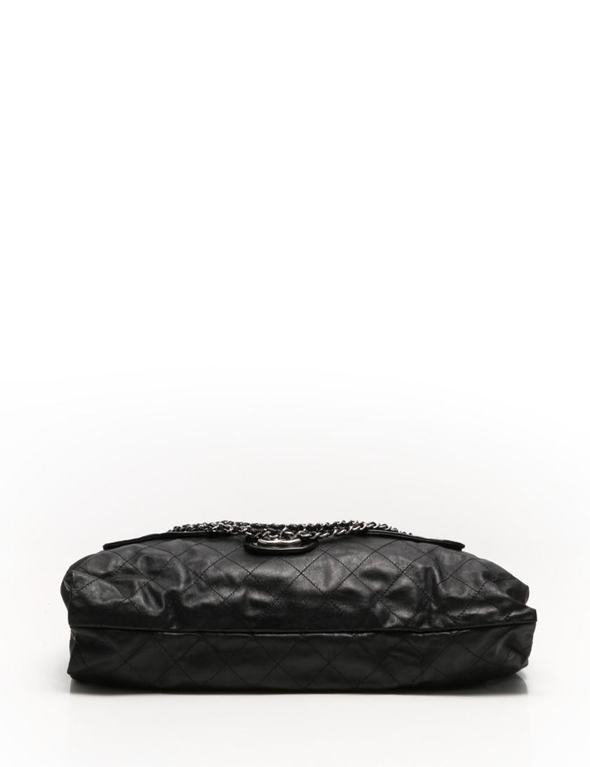 Donna Chanel 2009 Borsa a tracolla oversize in vernice e pelle trapuntata con patta in vendita