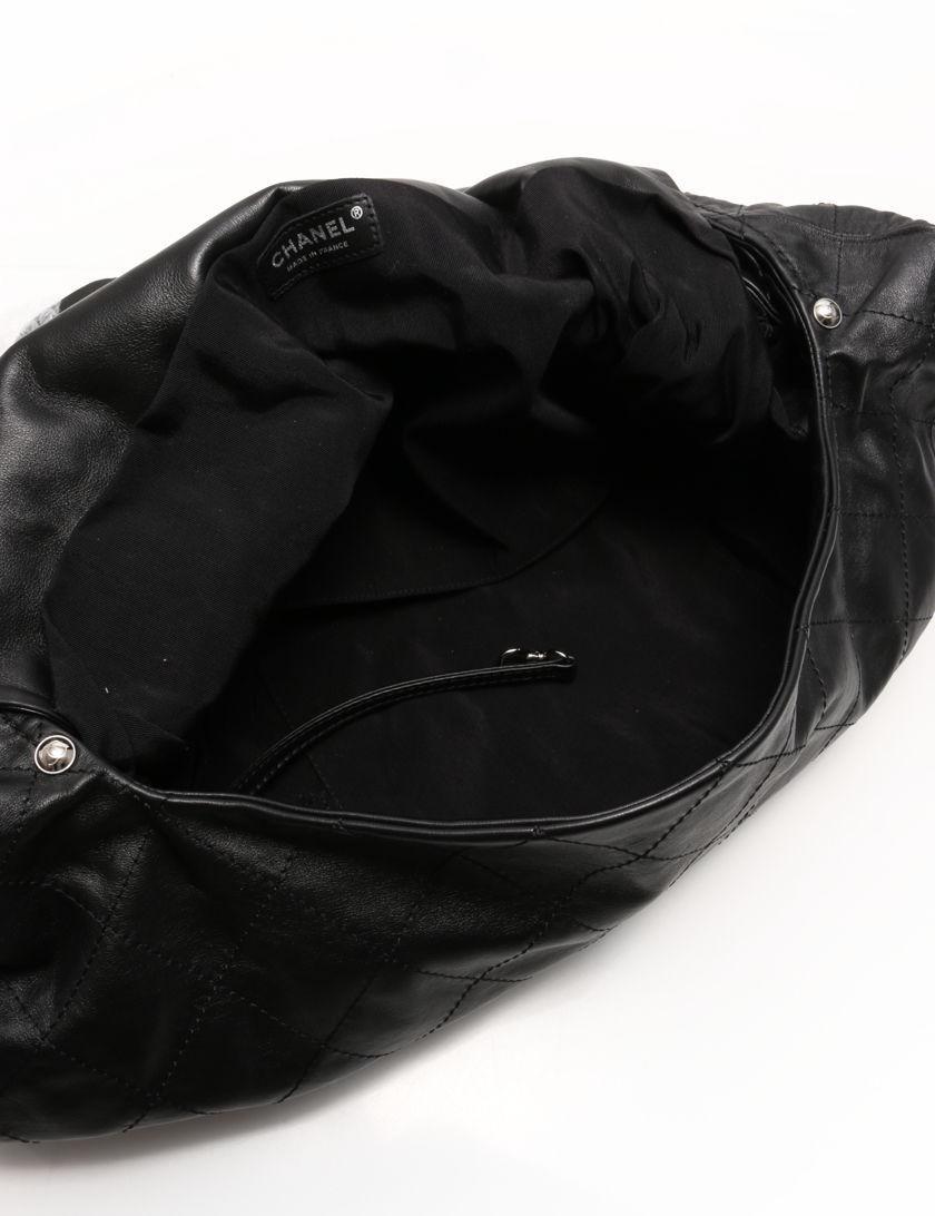 Chanel 2009 Borsa a tracolla oversize in vernice e pelle trapuntata con patta in vendita 1