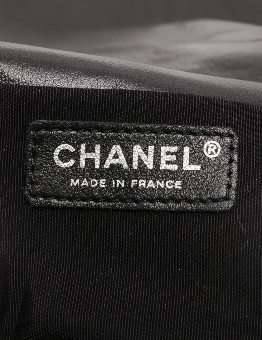 Chanel 2009 Borsa a tracolla oversize in vernice e pelle trapuntata con patta in vendita 2