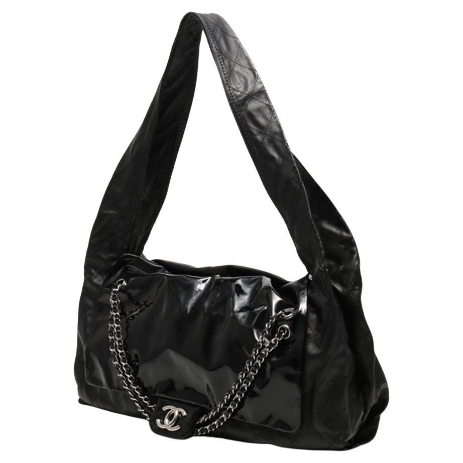 Chanel 2009 - Sac fourre-tout à rabat porté épaule en cuir verni et cuir matelassé