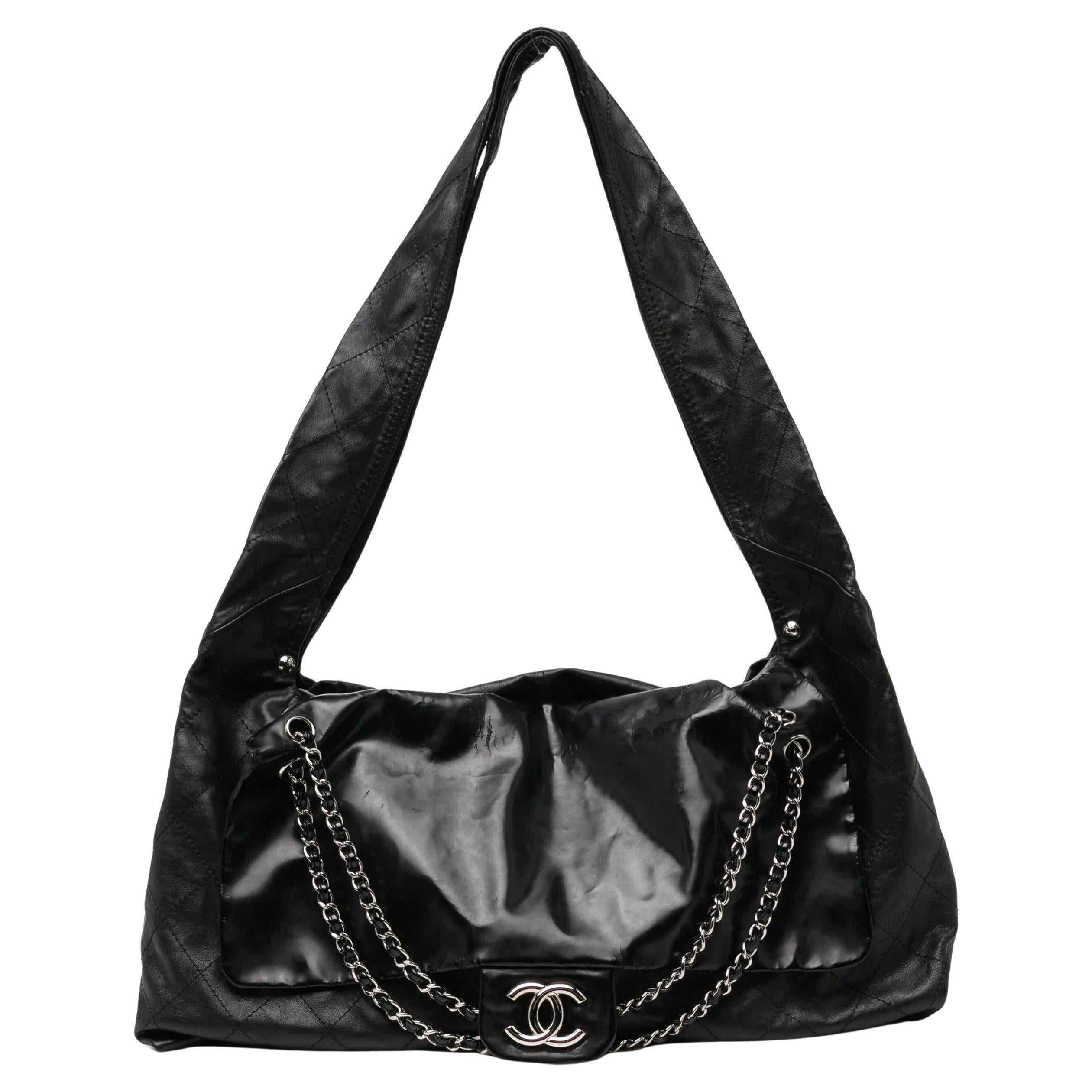 Chanel 2009 Borsa a tracolla oversize in vernice e pelle trapuntata con patta in vendita