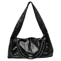 Chanel 2009 - Sac fourre-tout à rabat porté épaule en cuir verni et cuir matelassé