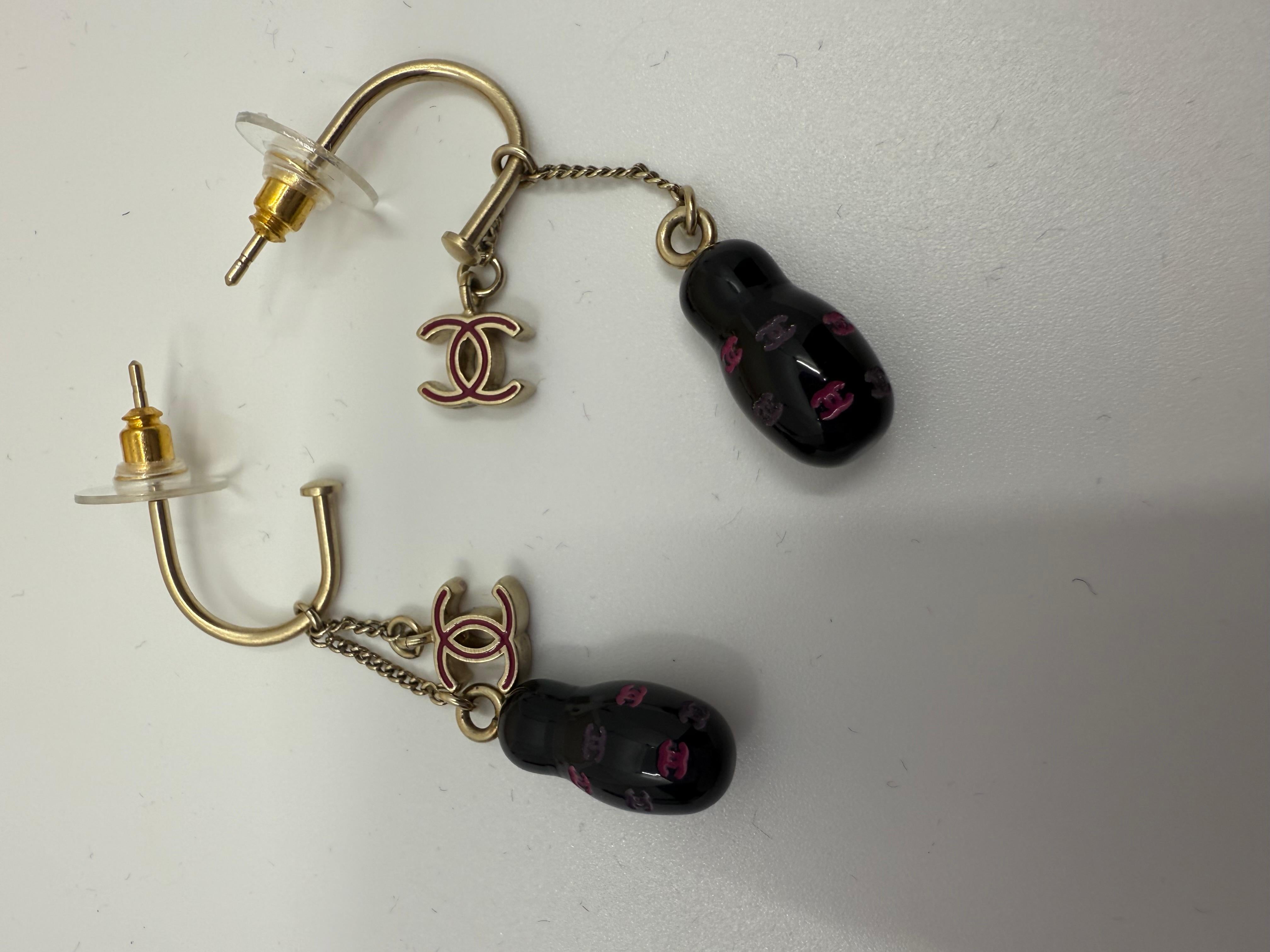 Donna Orecchini Chanel 2009 a forma di bambola matrioska con charm CC bordeaux in vendita