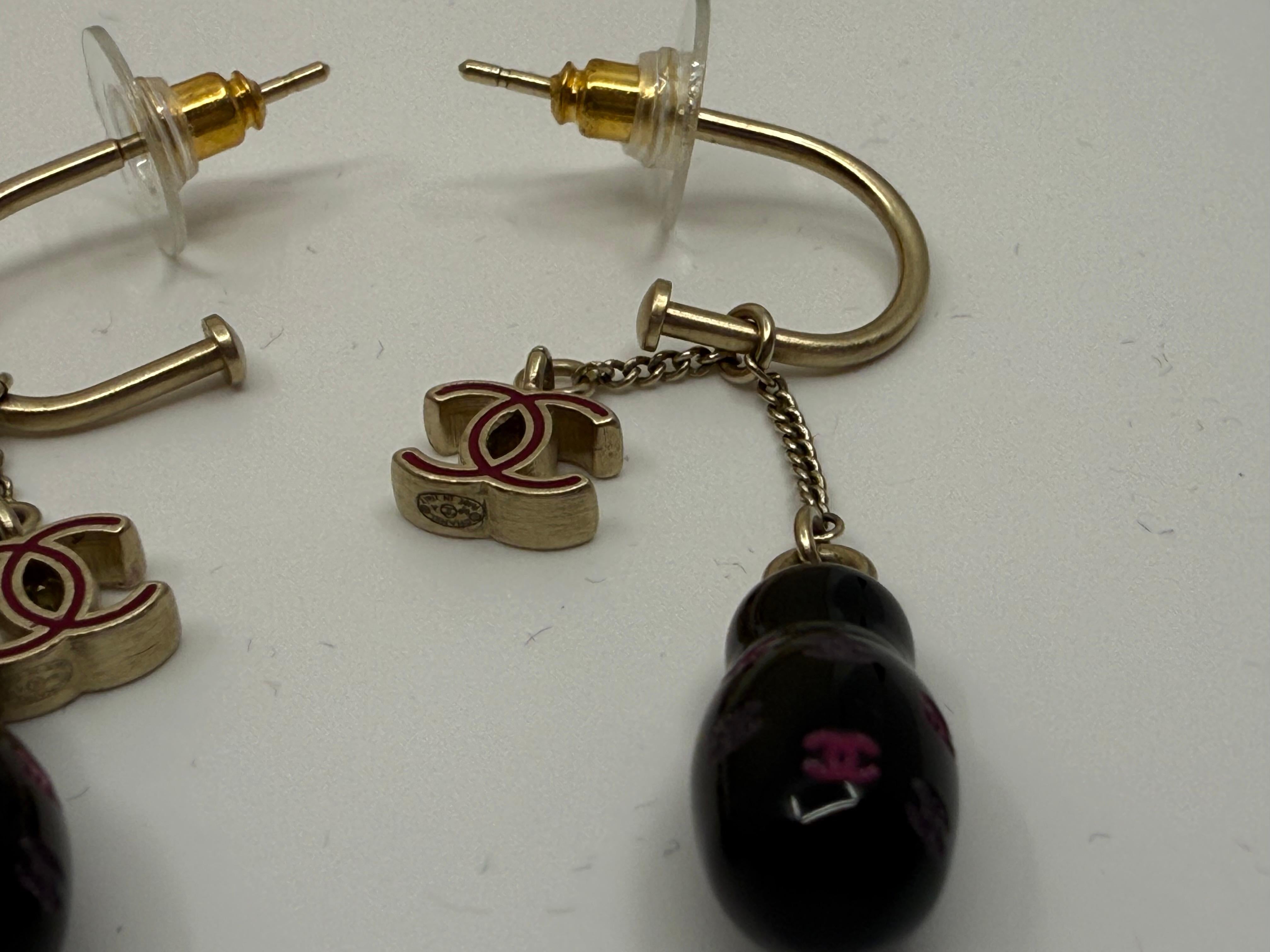 Orecchini Chanel 2009 a forma di bambola matrioska con charm CC bordeaux in vendita 1