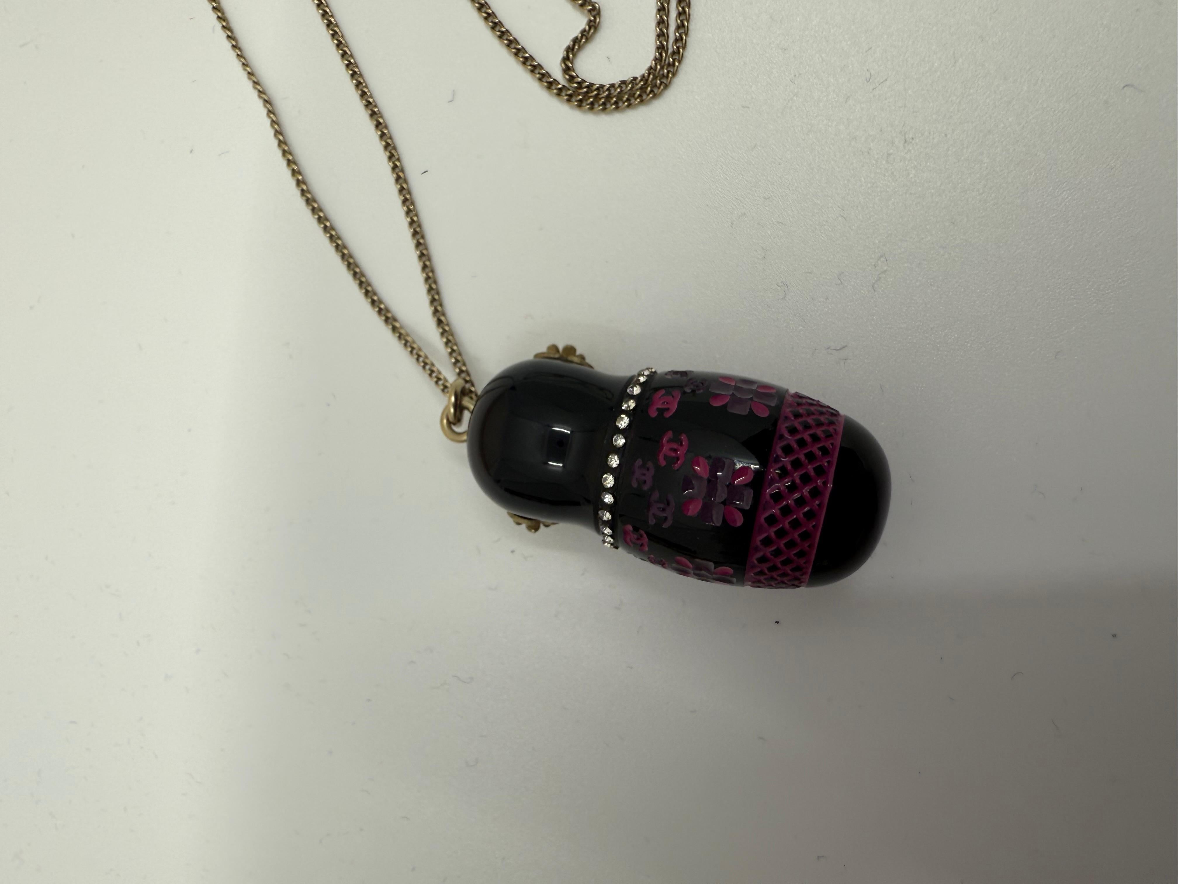 Chanel 2009 Moscow Collection'S Collana con ciondolo a forma di bambola russa rosa Taglia piccola In condizioni buone in vendita a Rowland Heights, CA