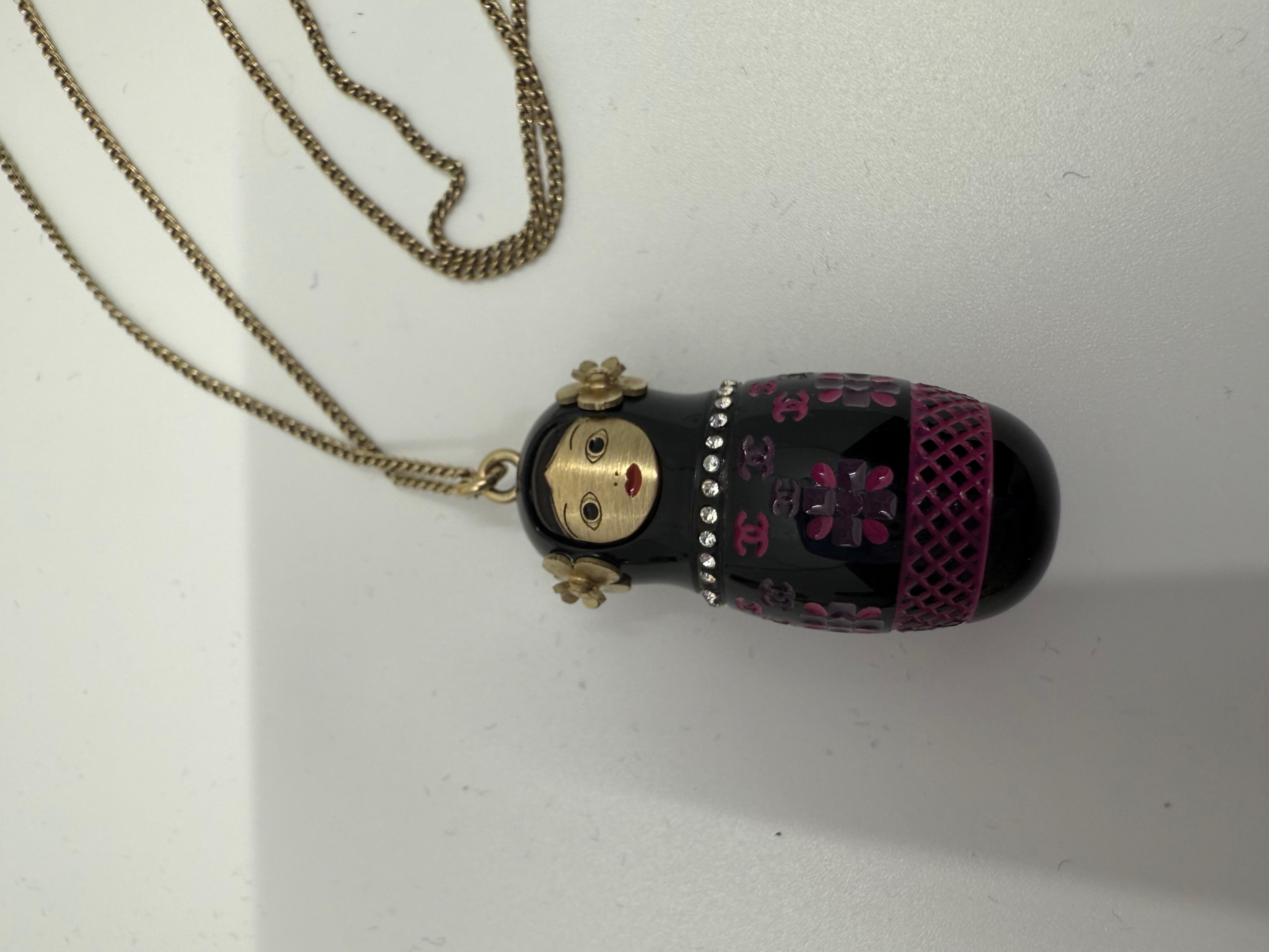 Donna Chanel 2009 Moscow Collection'S Collana con ciondolo a forma di bambola russa rosa Taglia piccola in vendita
