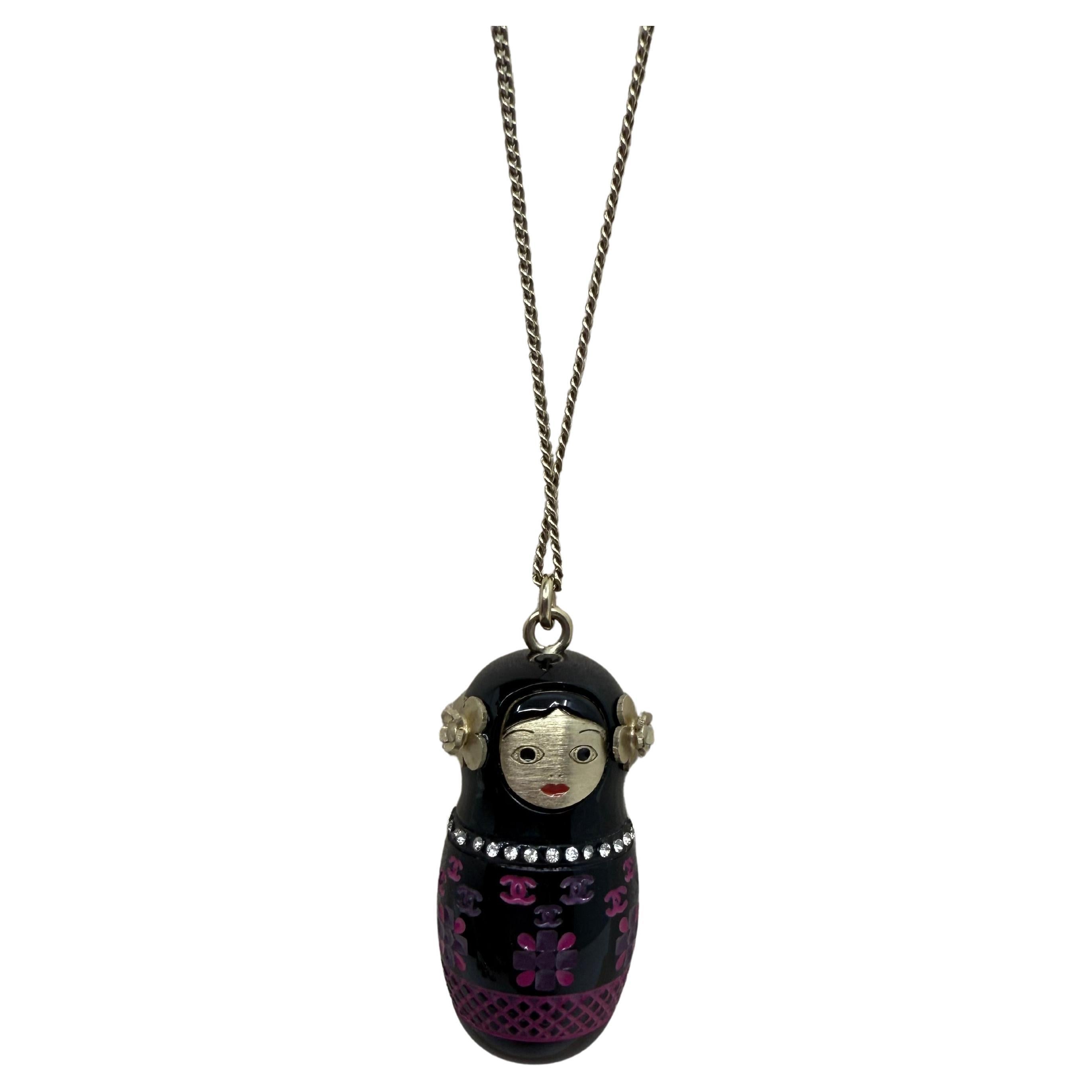 Chanel 2009 Colección Moscú Collar Colgante Muñeca Rusa Rosa Talla Pequeña