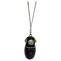 Chanel 2009 Moscow Collection Pink Russian Doll Pendant Necklace Small Size (Collier à pendentifs en forme de poupée russe rose)