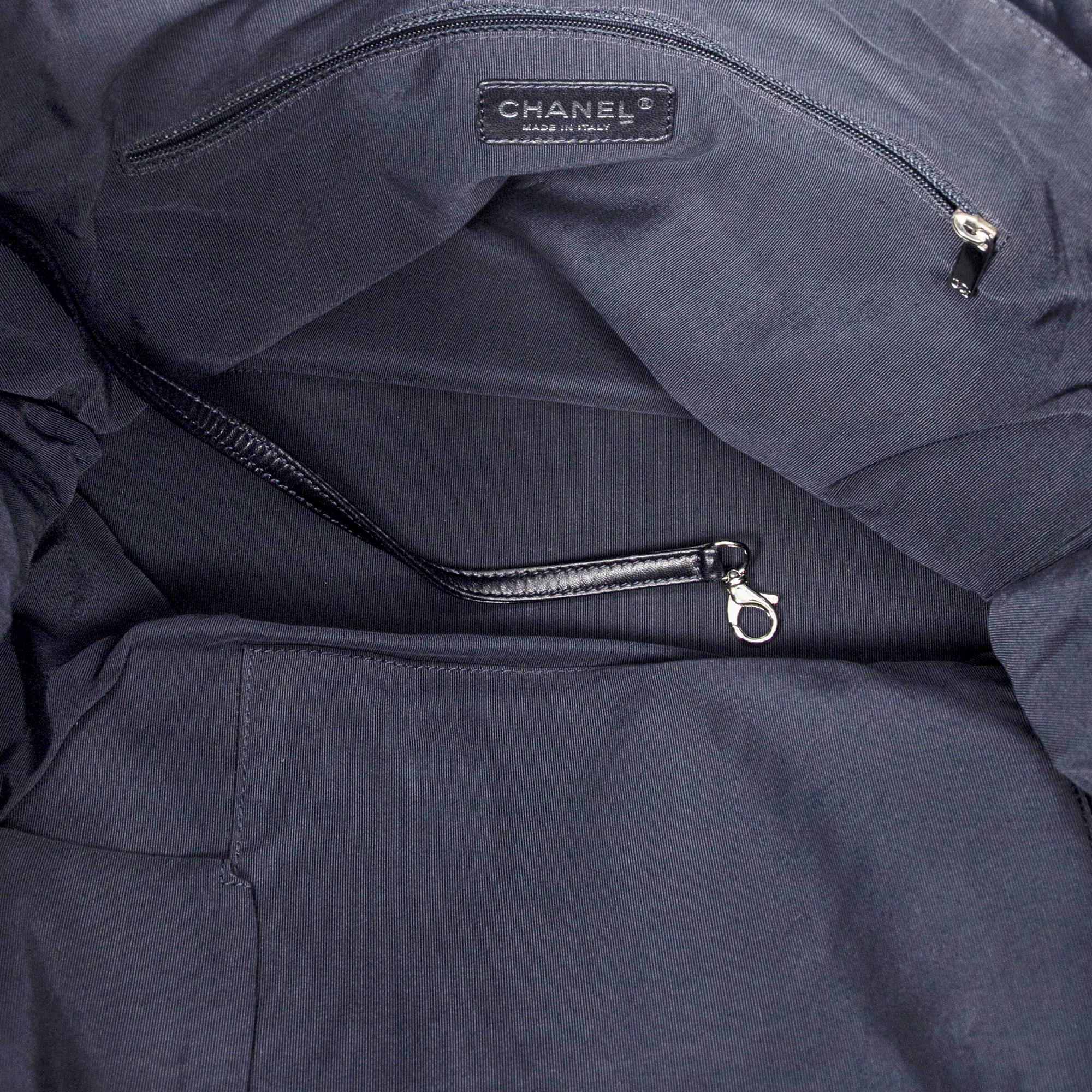 Chanel 2009 - Grand sac cabas à chaîne CC bleu marine en vente 1