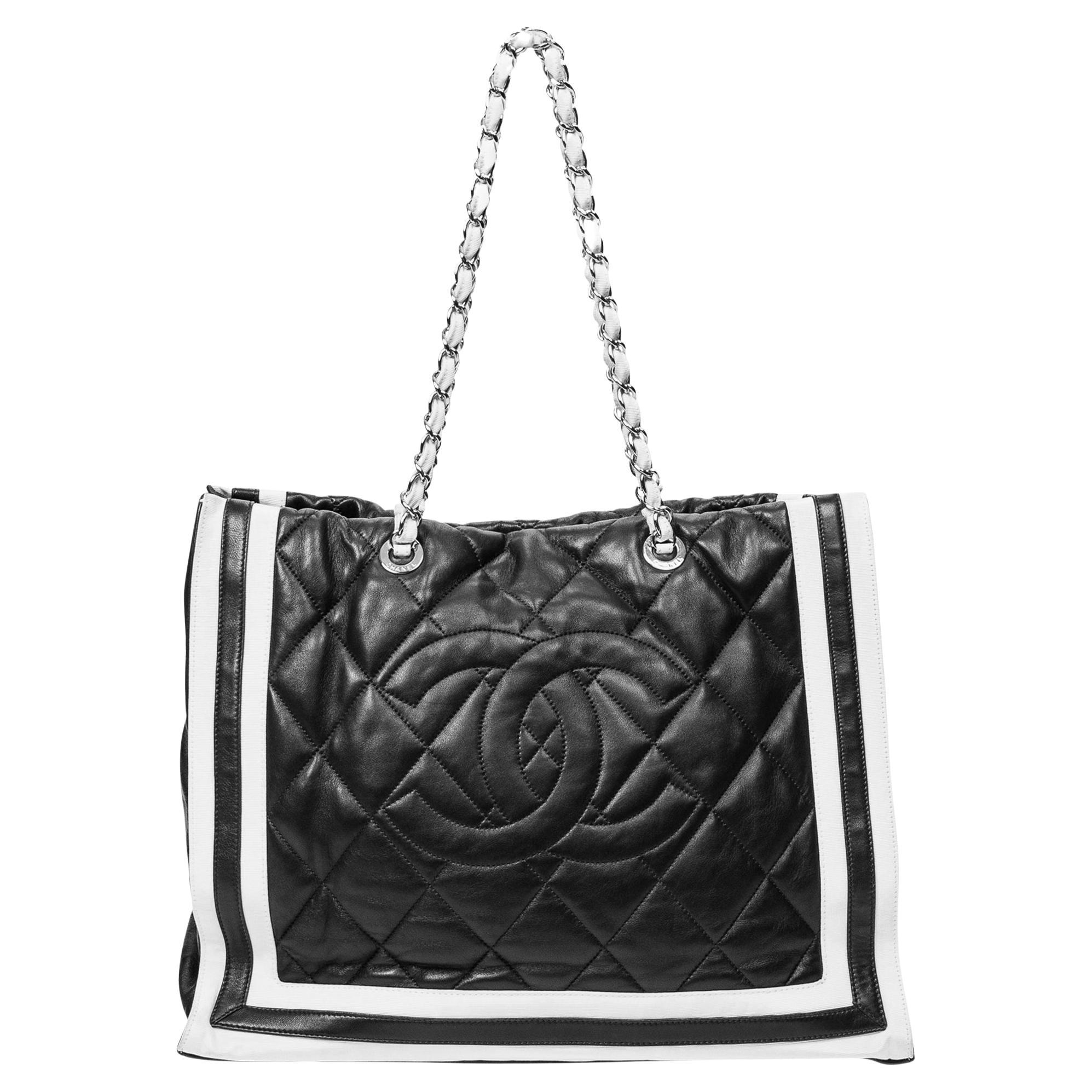 Chanel 2009 - Grand sac cabas à chaîne CC bleu marine en vente