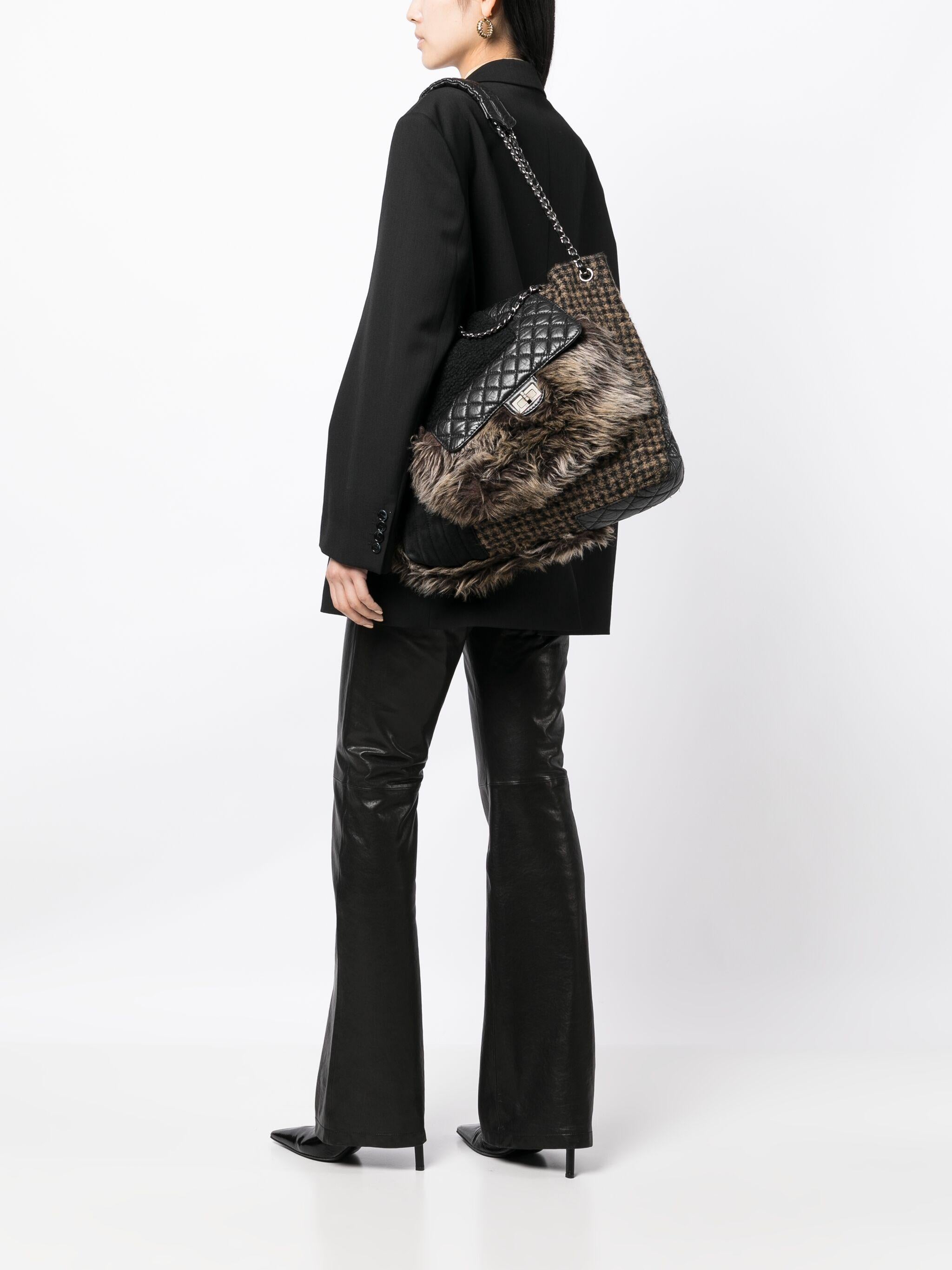 Chanel 2009 Rare Fantasy Cabas Faux Fur Winter XL Cabas Tote Shoulder Bag In Good Condition For Sale In Miami, FL