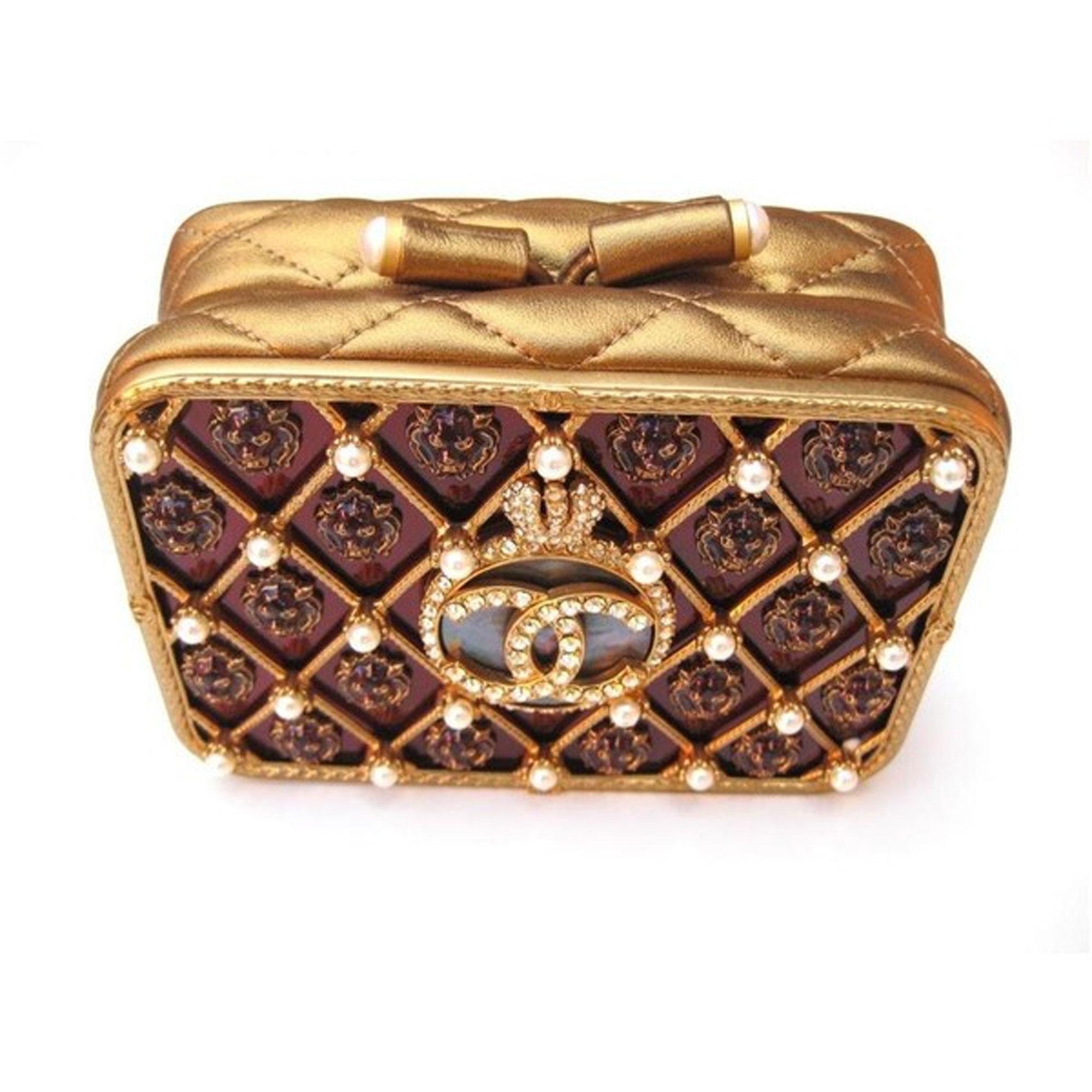 Chanel Rara Testa di Leone Leone da Collezione Corona d'Oro Vintage Minaudière 

2009 {VINTAGE 15 anni} 

L'esclusiva Chanel Moscow Clutch realizzata a mano in pelle d'agnello trapuntata di bronzo con un delicato design in filigrana d'oro.