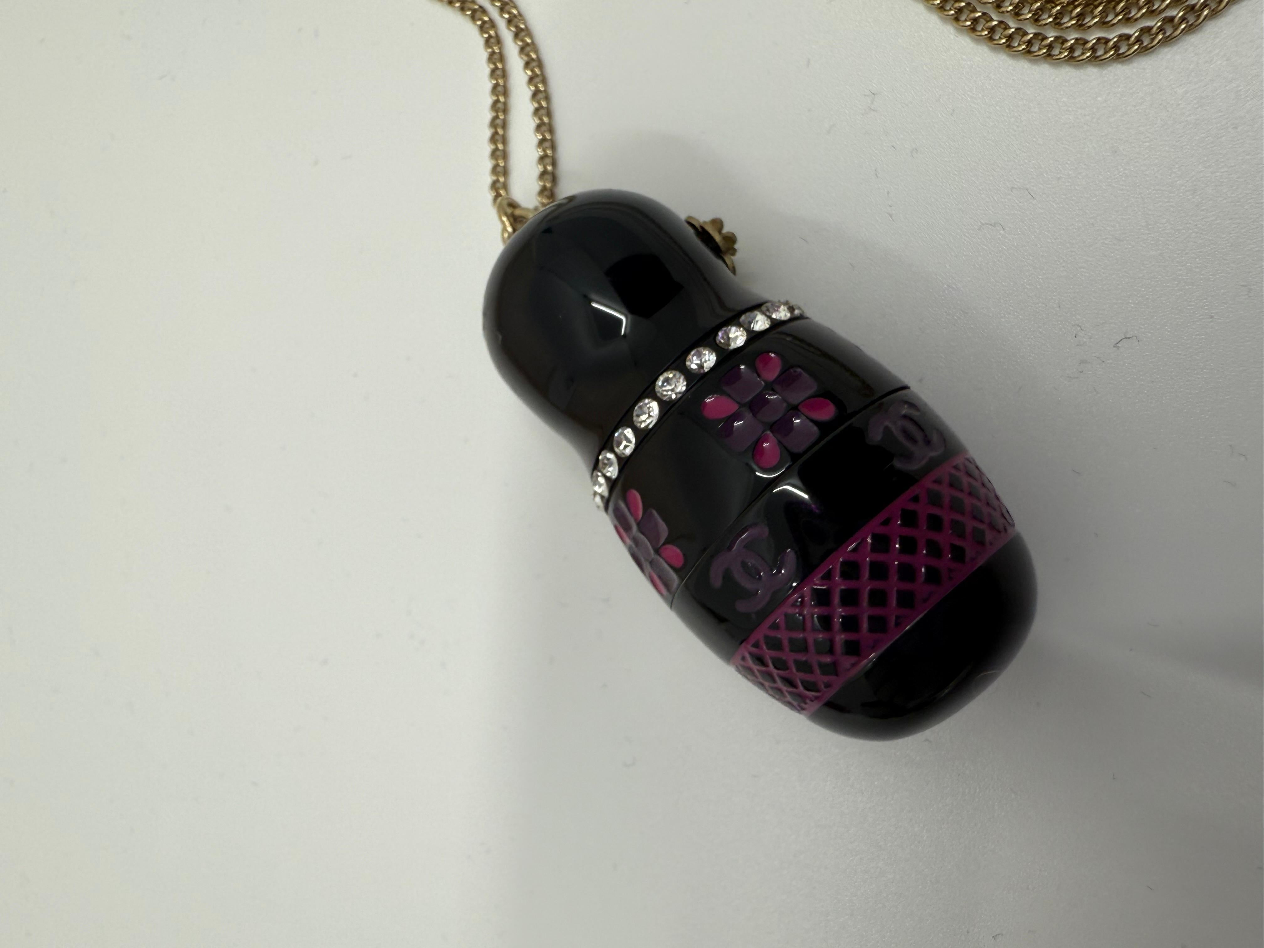 Donna Chanel 2009 Rara collana con ciondolo a forma di bambola russa Taglia grande in vendita