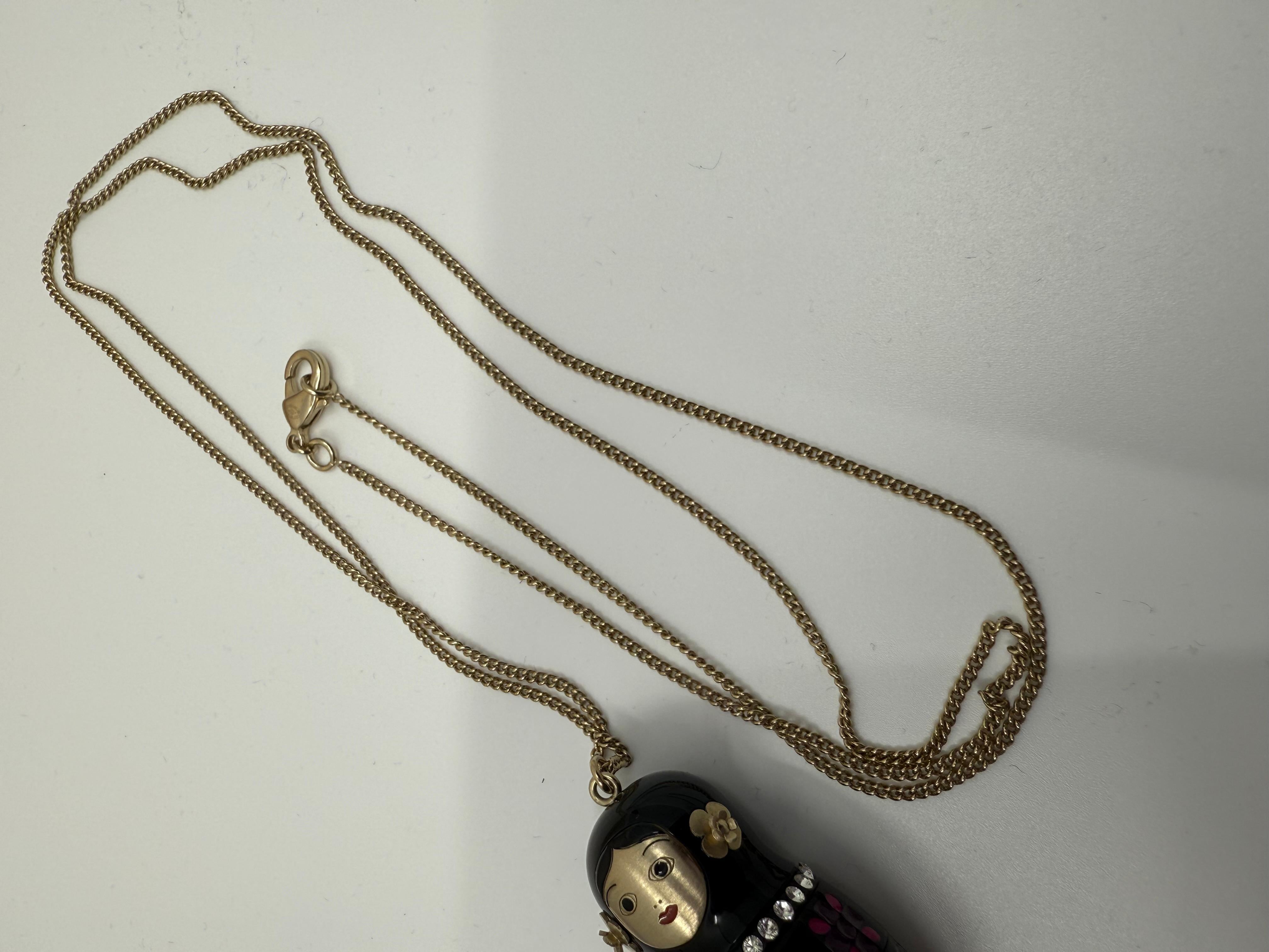 Chanel 2009 Rara collana con ciondolo a forma di bambola russa Taglia grande in vendita 2