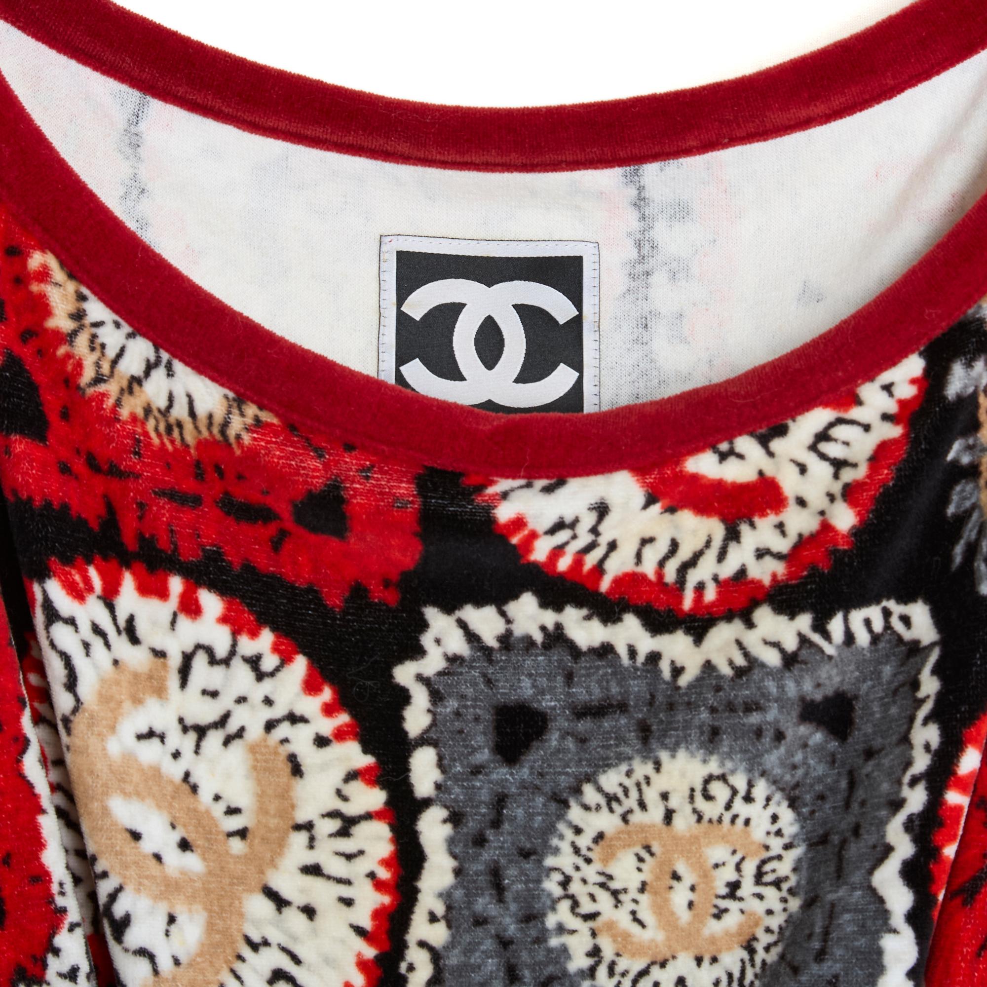 Chanel dress SS2009 collection by Karl Lagerfeld or tunic in ultra supple (and soft) cotton velvet printed with patchwork pattern with CC in shades of dark red, beige, ecru, black ... wide boat neck and widened shoulders, mid-short sleeves (to the
