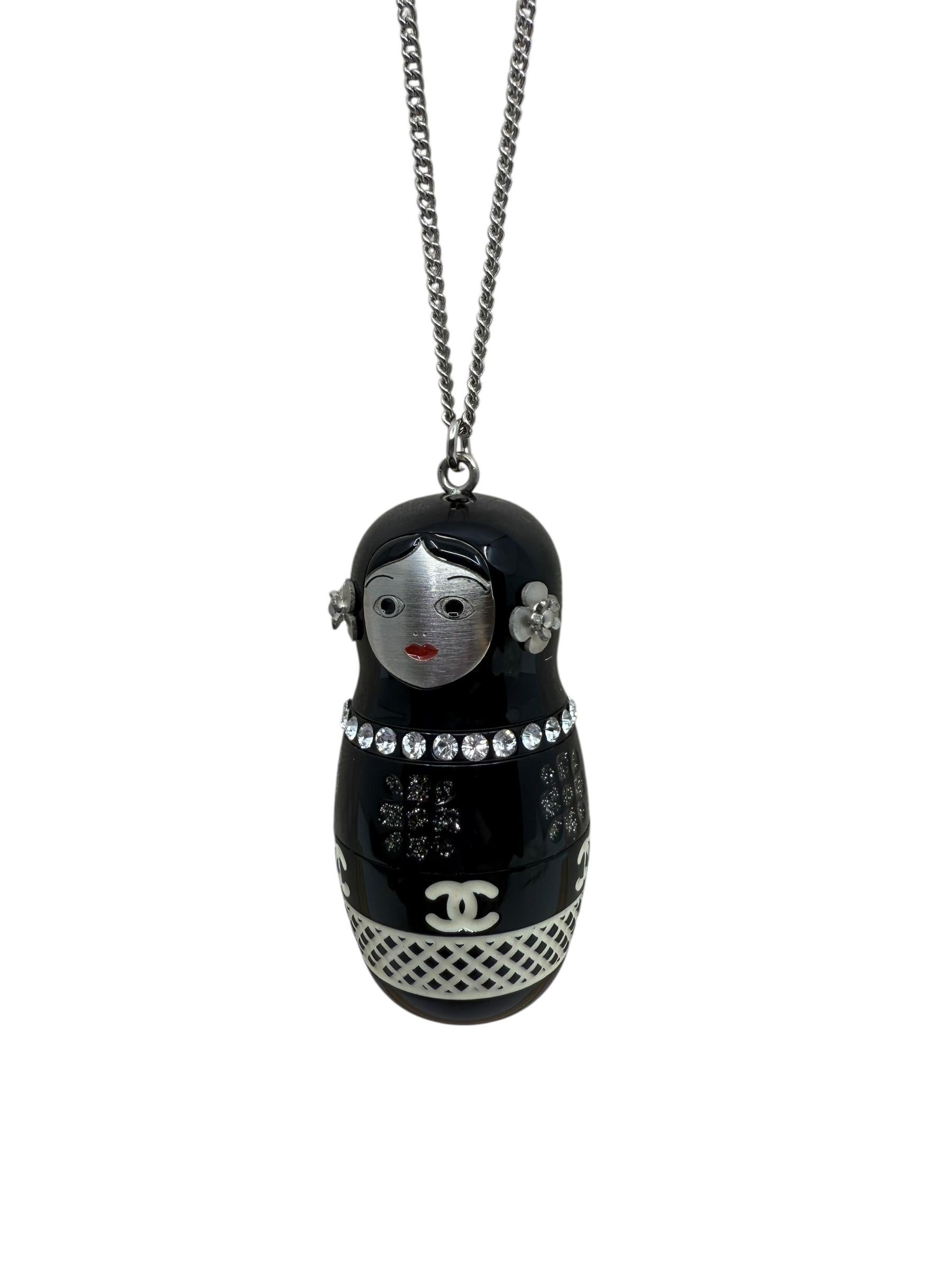 Auténtica pieza de coleccionista de la colección Métiers d'Art París-Moscú 2009 de Chanel, este collar colgante Muñeca Rusa es una fusión excepcional de arte y encanto. El llamativo colgante presenta una muñeca lacada estilo Matryoshka adornada con