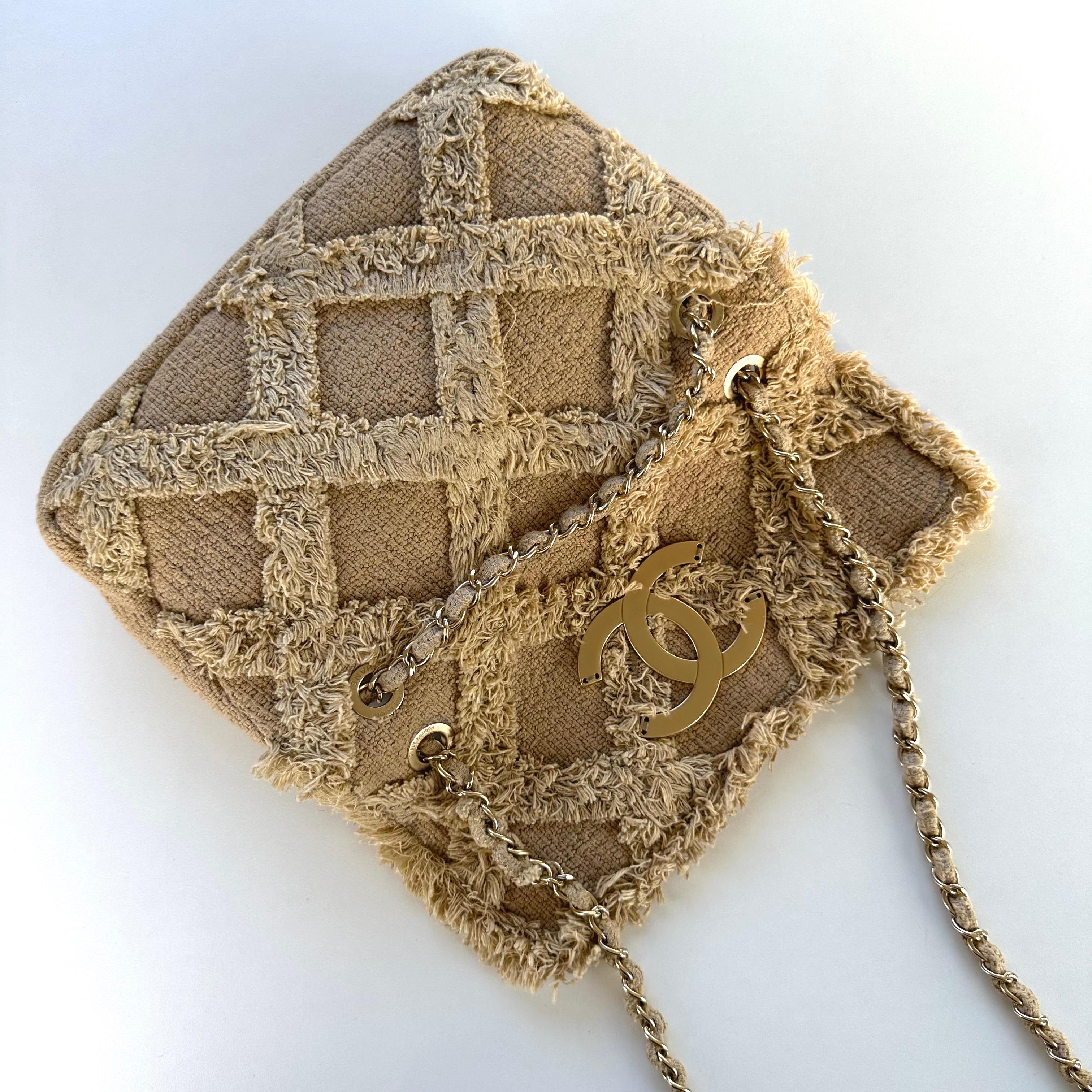 Chanel 2009 Kleine Größe Beige Tweed Fransen organische Häkelarbeit Nature Flap Bag im Angebot 8