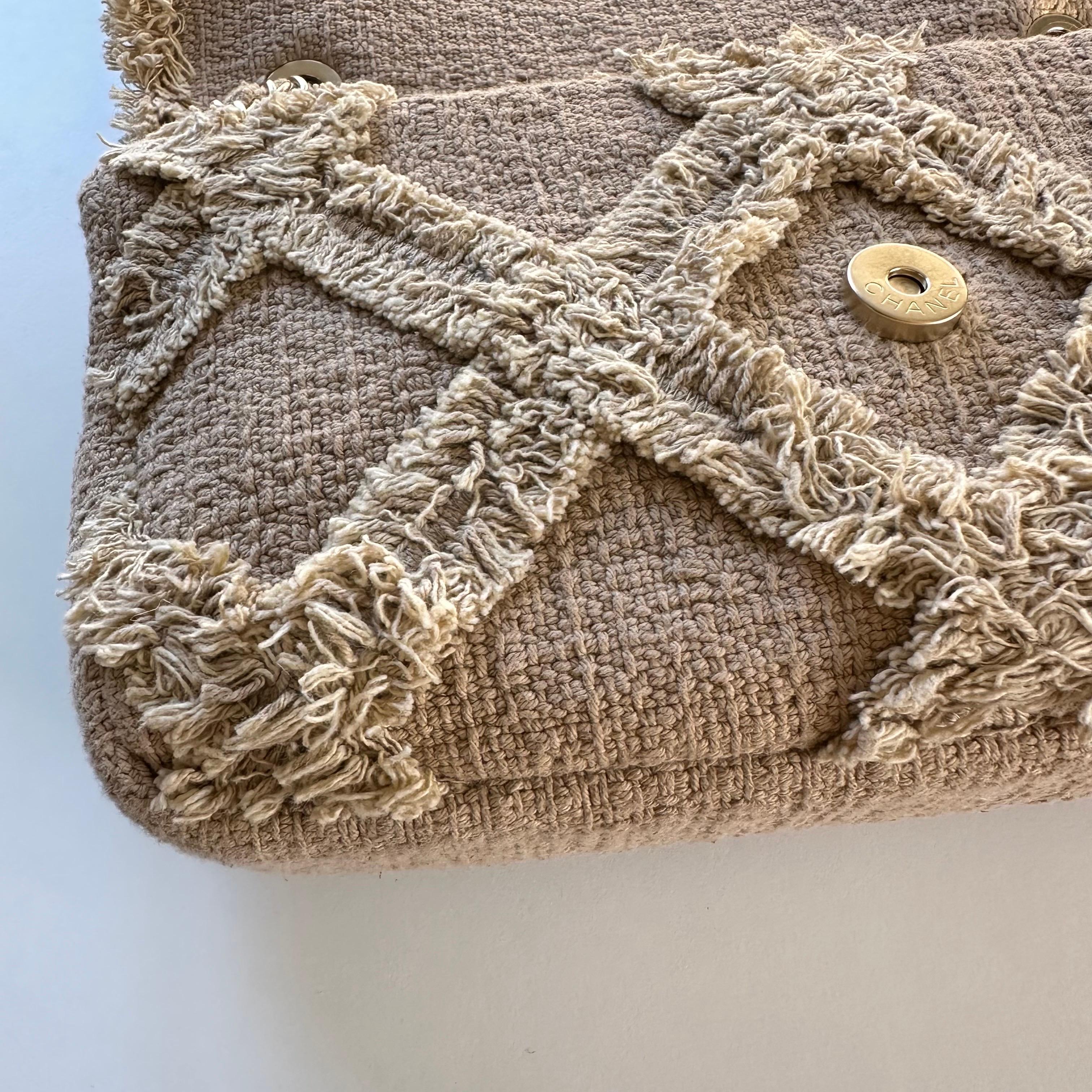 Chanel 2009 Kleine Größe Beige Tweed Fransen organische Häkelarbeit Nature Flap Bag im Angebot 9