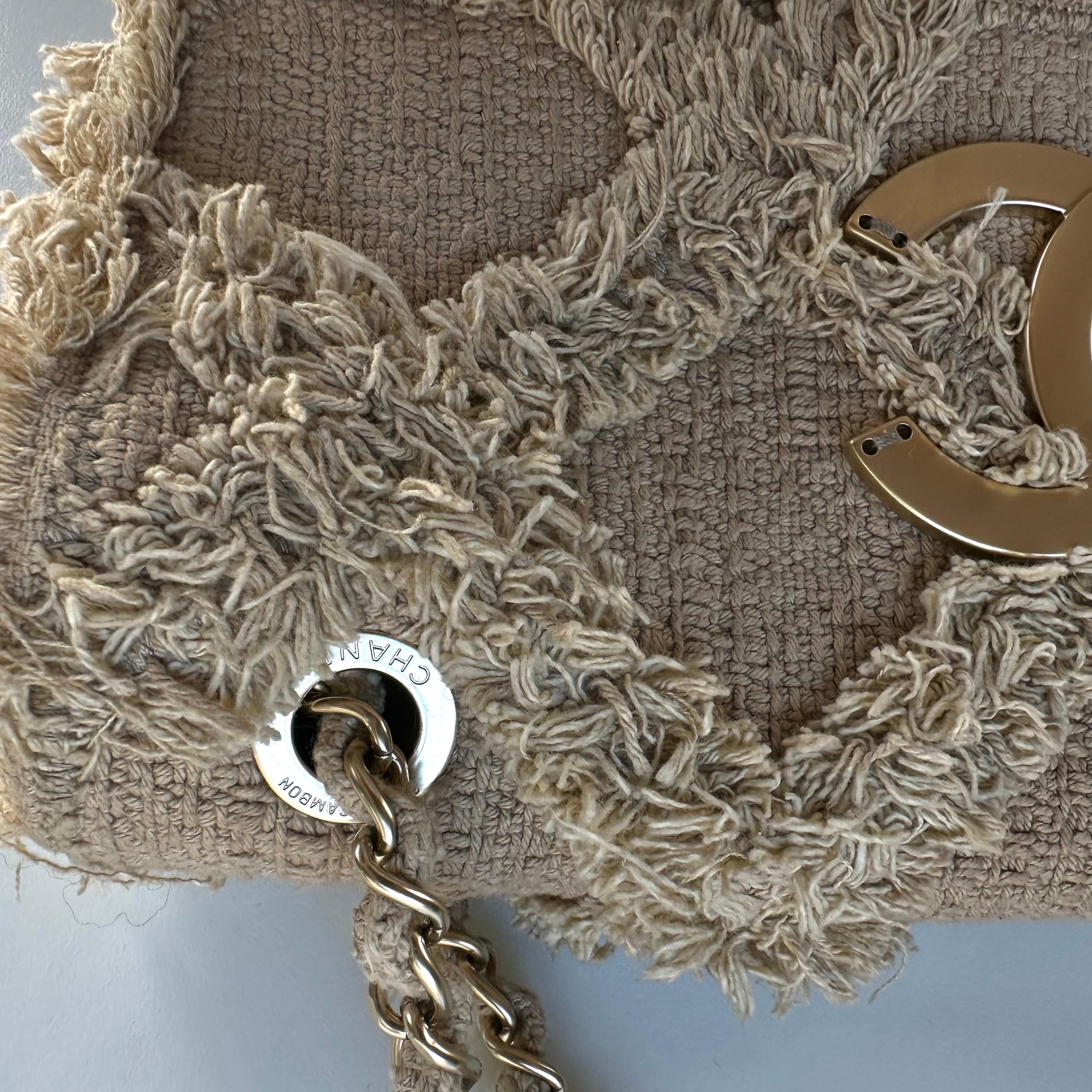 Chanel 2009 Kleine Größe Beige Tweed Fransen organische Häkelarbeit Nature Flap Bag im Angebot 10