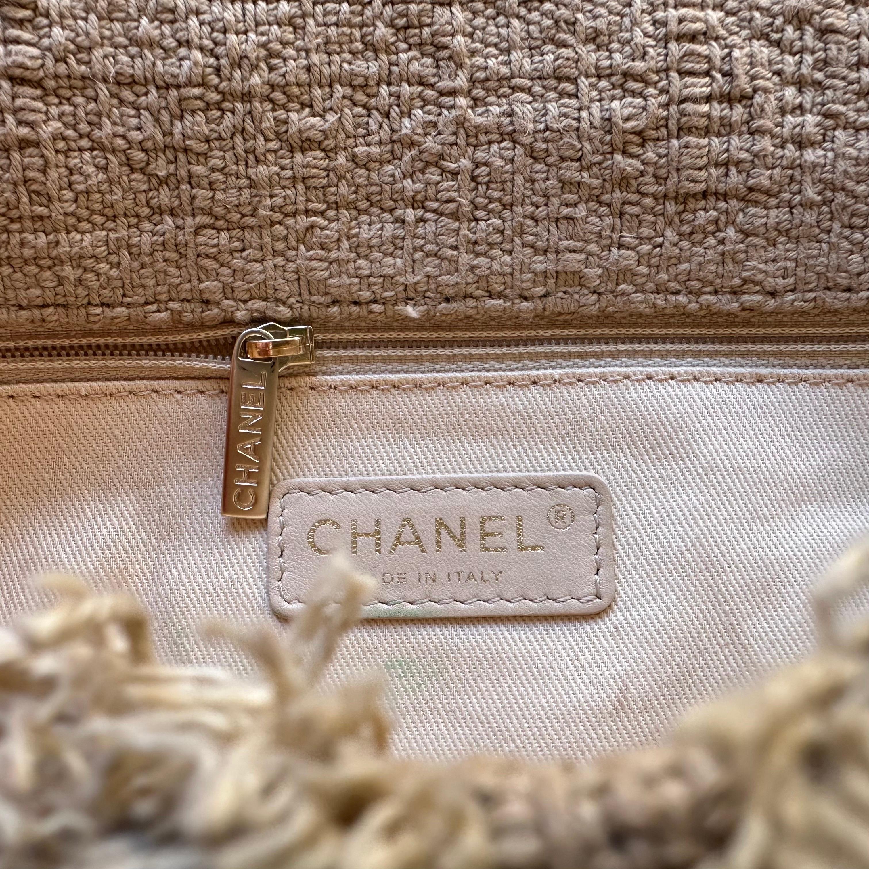 Chanel 2009 Kleine Größe Beige Tweed Fransen organische Häkelarbeit Nature Flap Bag im Angebot 14