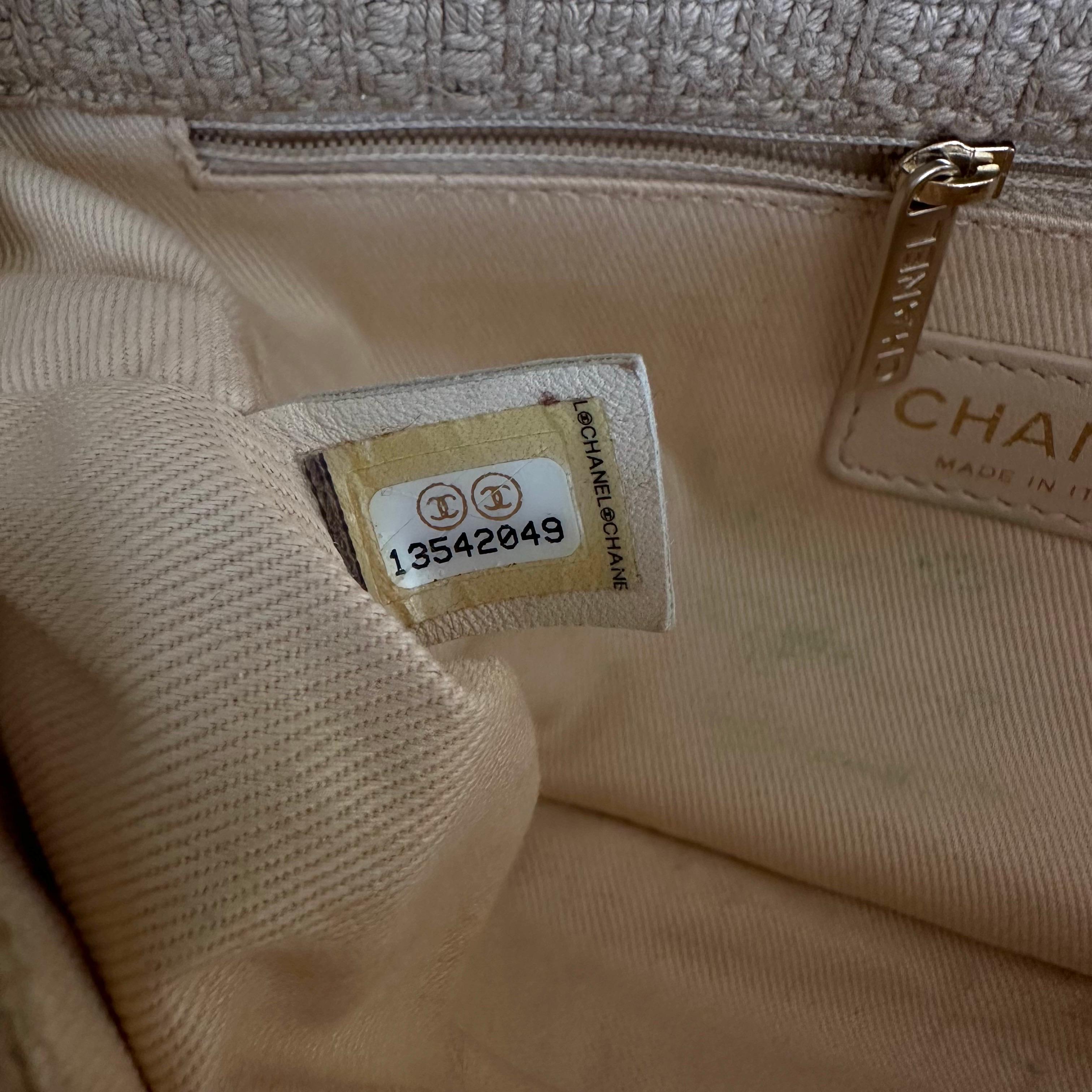 Chanel 2009 Kleine Größe Beige Tweed Fransen organische Häkelarbeit Nature Flap Bag im Angebot 15