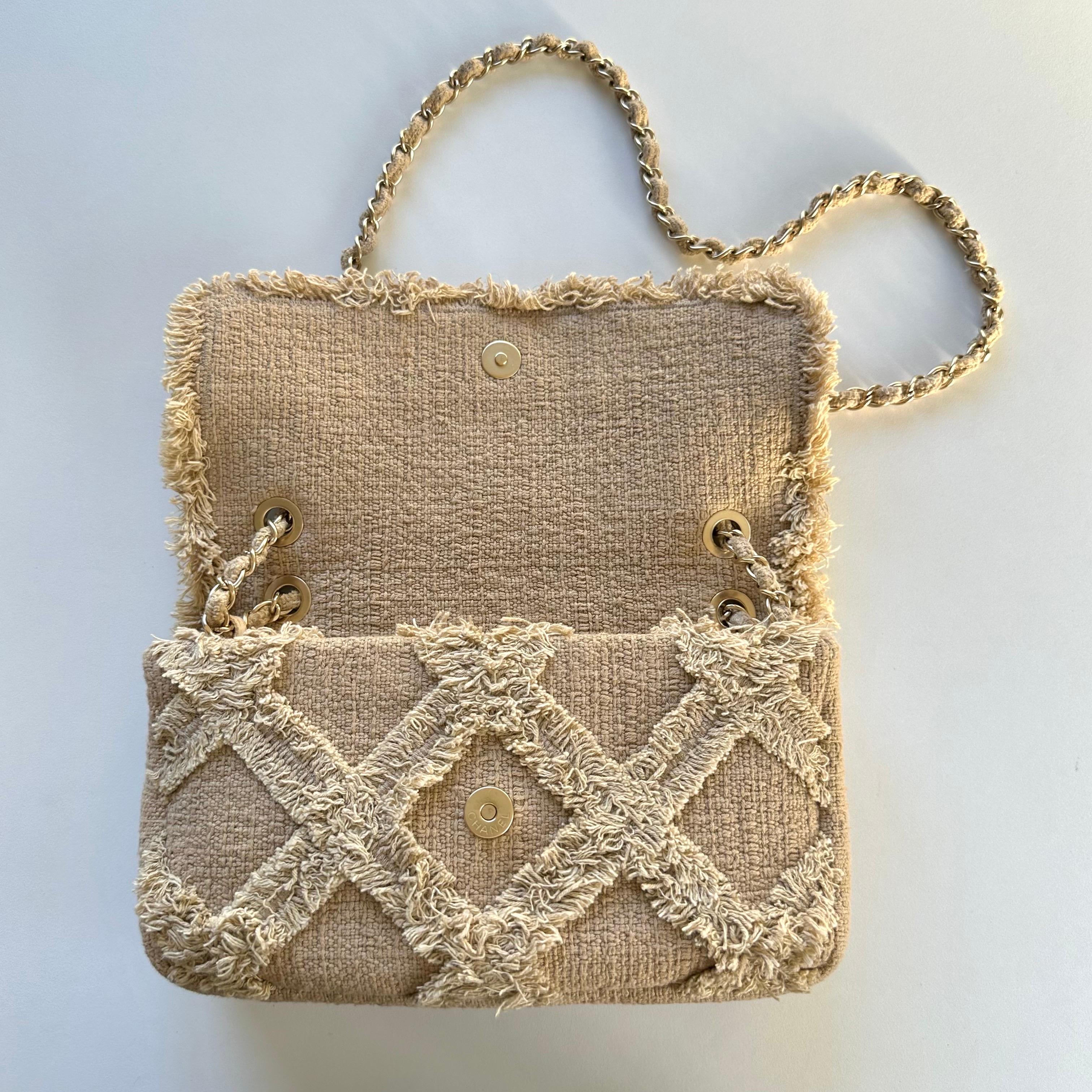 Chanel 2009 Kleine Größe Beige Tweed Fransen organische Häkelarbeit Nature Flap Bag im Angebot 5