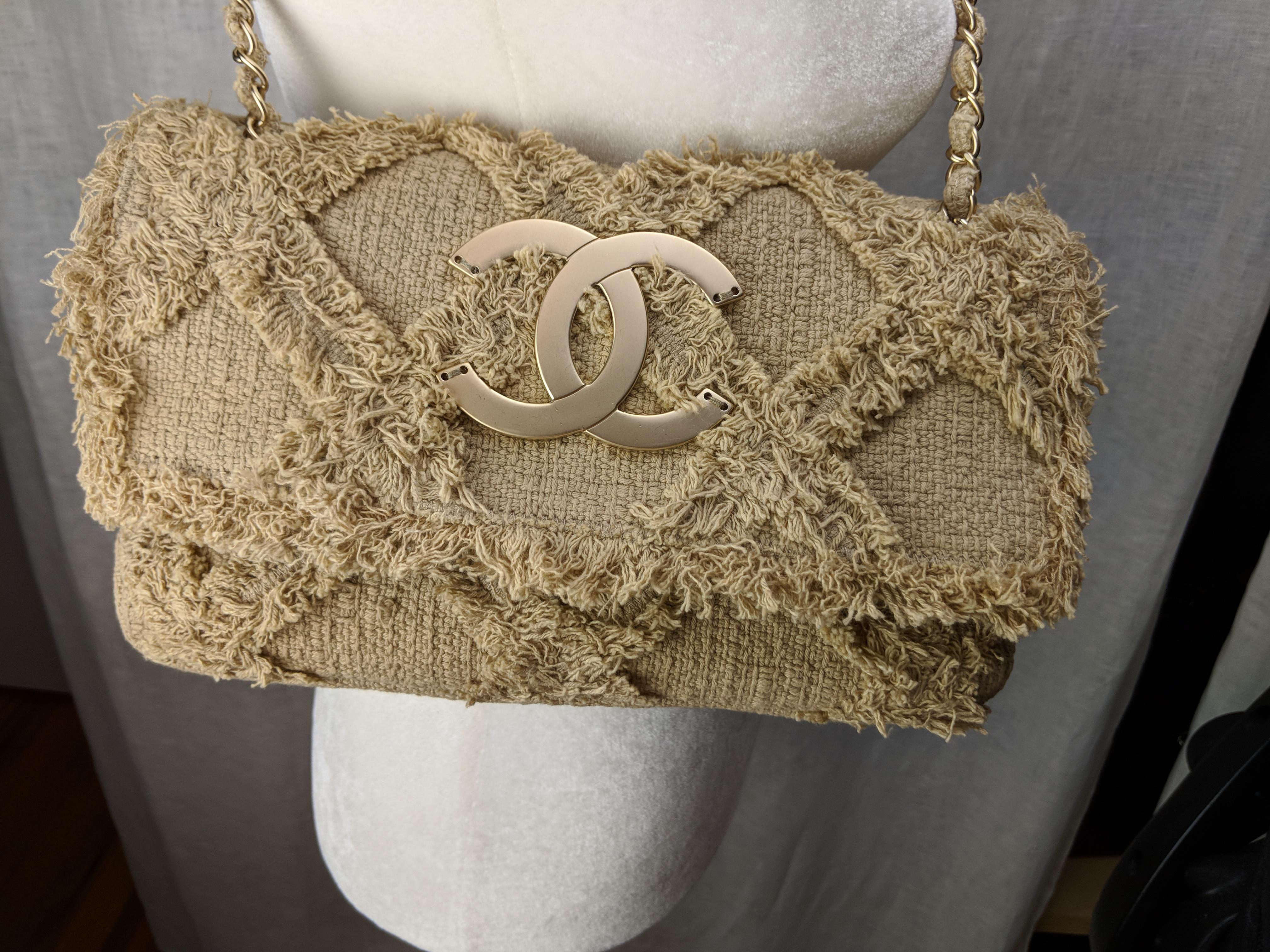 Chanel 2009 Kleine Größe Beige Tweed Fransen organische Häkelarbeit Nature Flap Bag im Angebot 6