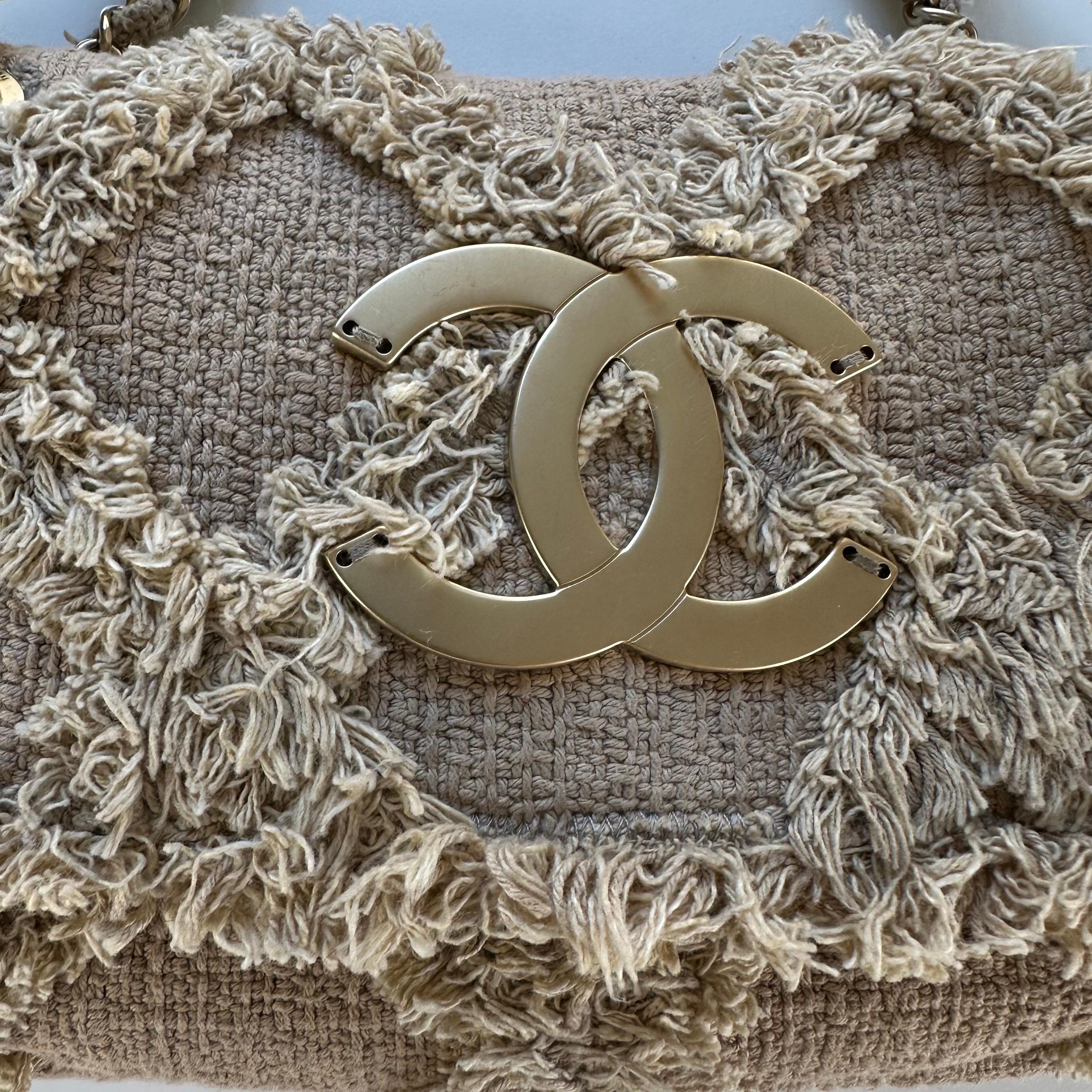 Chanel 2009 Kleine Größe Beige Tweed Fransen organische Häkelarbeit Nature Flap Bag im Angebot 7