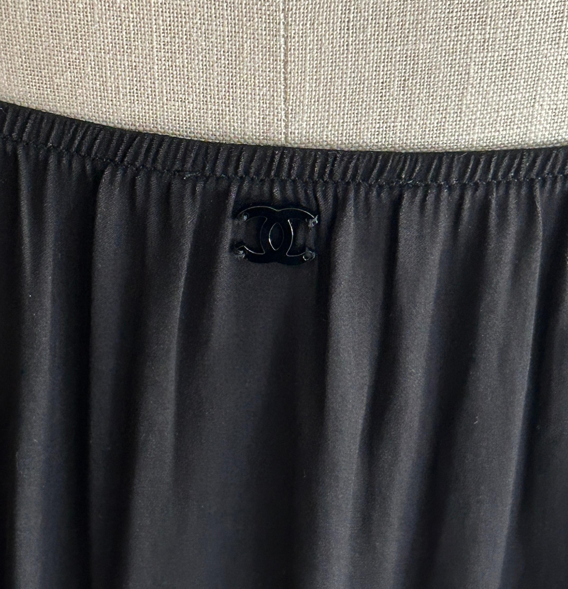 Robe de bain texturée à pétales noires Chanel, Cruise 2009 en vente 1